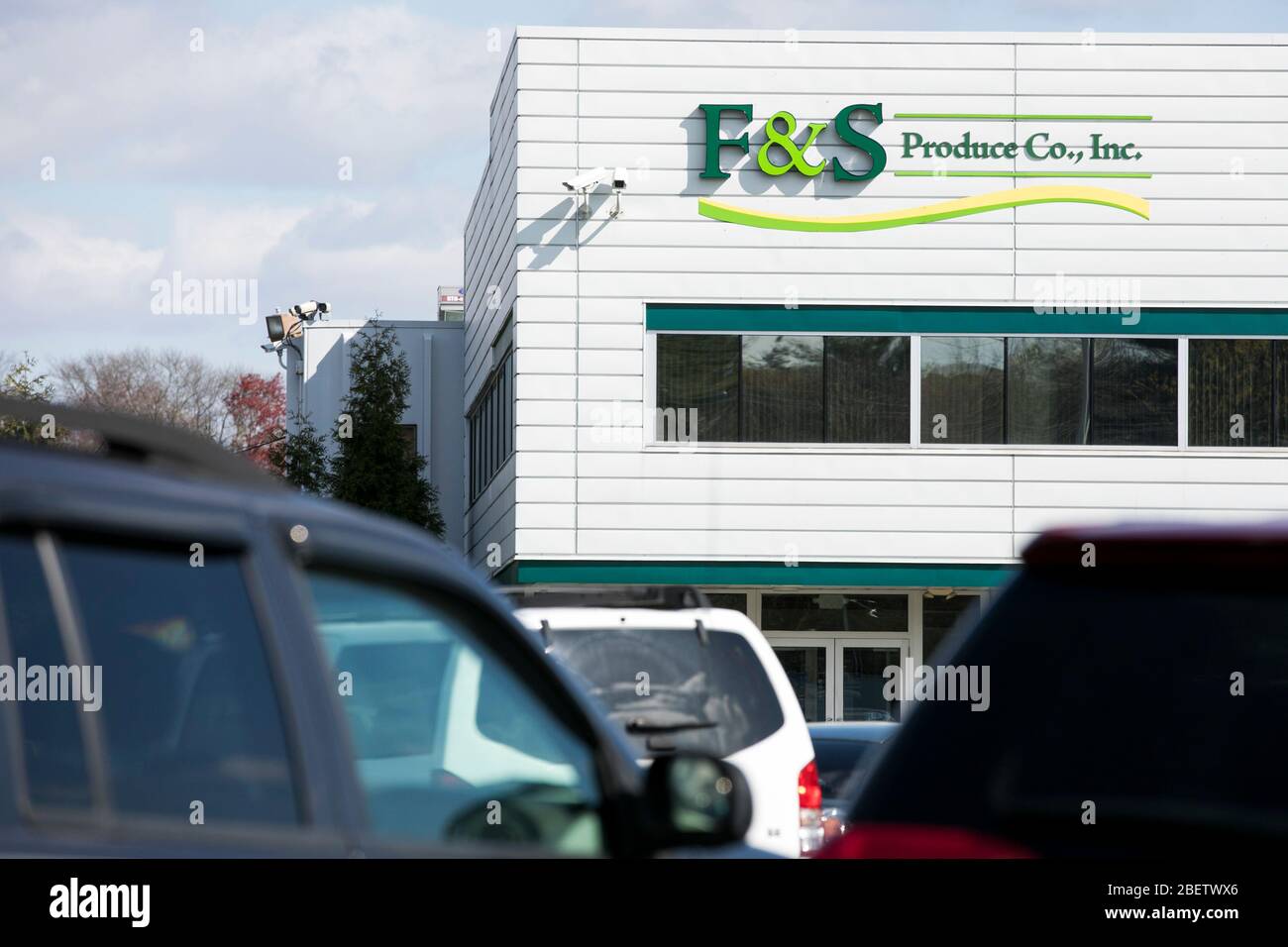 Ein Logo-Schild vor einer von F&S Produce in Vineland, New Jersey, am 11. April 2020 genutzten Anlage. Stockfoto