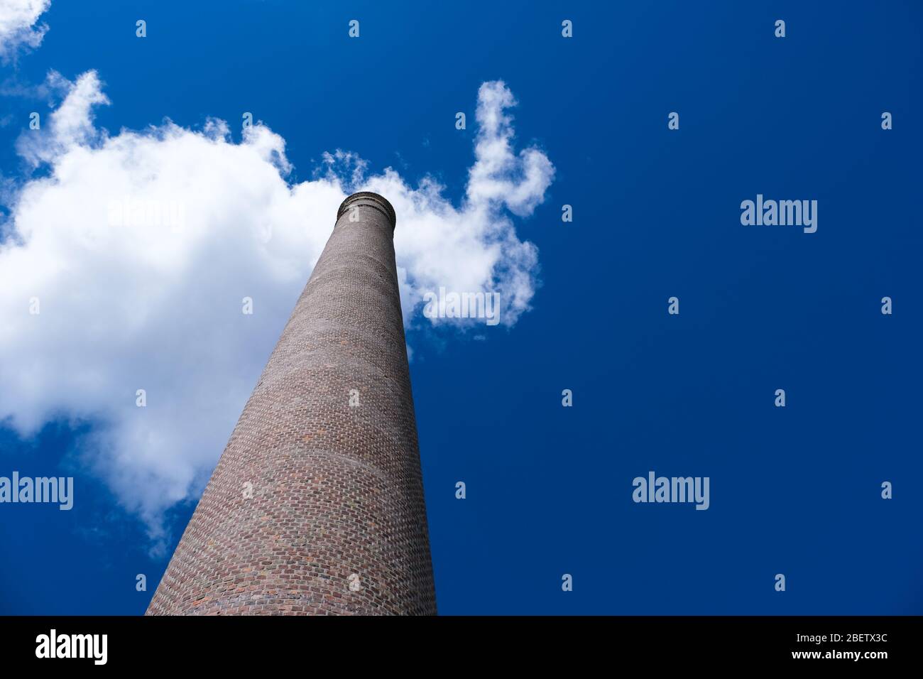 Alte Ziegel Schornstein mit blauem Himmel und Wolke im Hintergrund, Fabrik Ziegel Kamin mit blauem Himmel und Wolke im Hintergrund Stockfoto