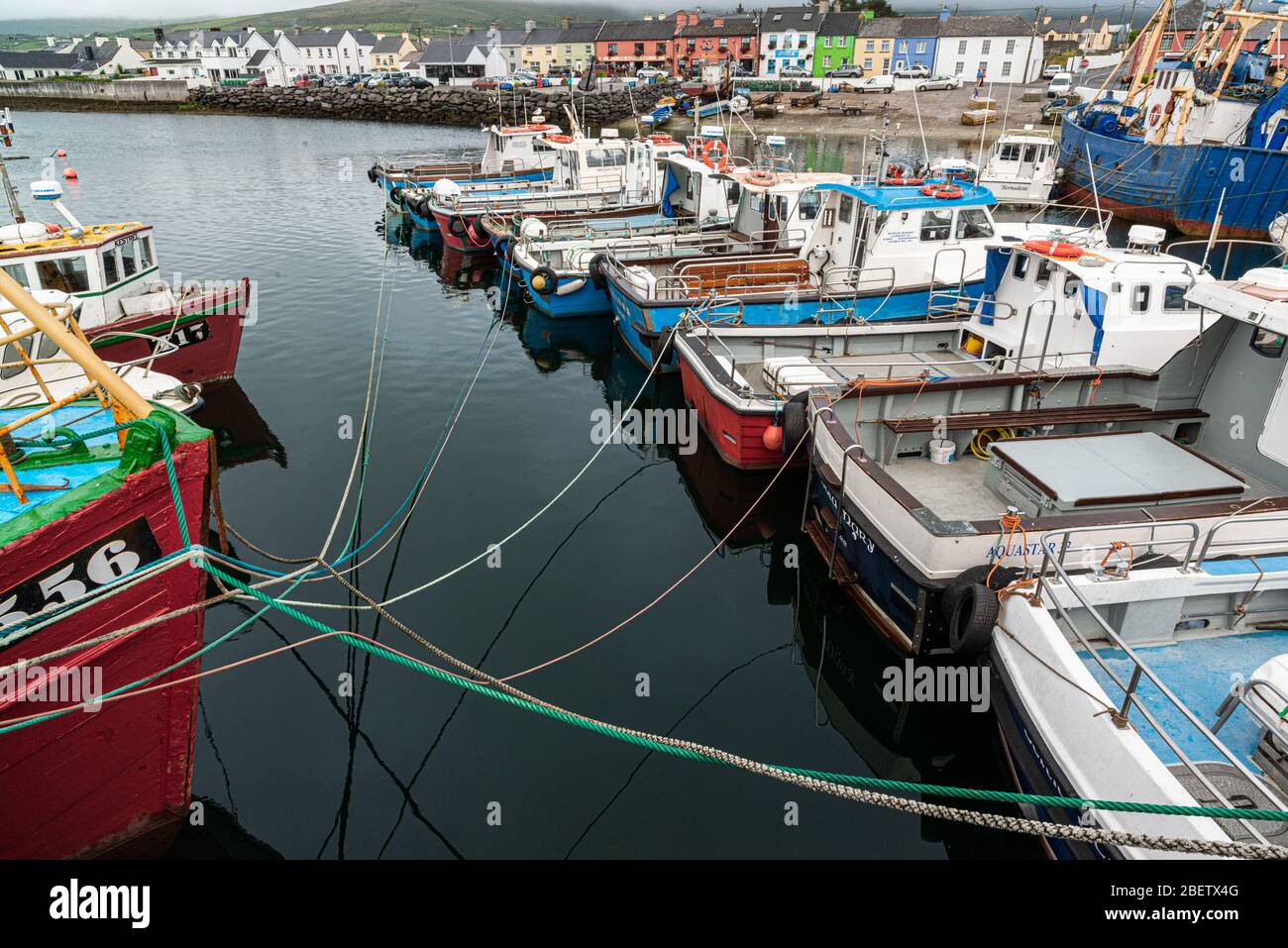 Fischerboote dockten im Hafen von Doolin, Irland Stockfoto