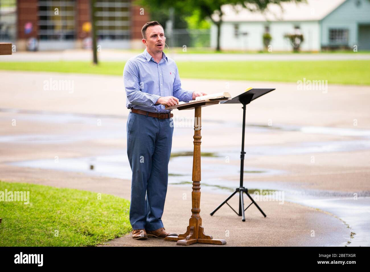 Ein Drive-in Osterfest unter der Leitung von Pastor Joshua Jackson wird in Mt. Pleasant Missionary Baptist Church in Denison, Texas am 12. April 2020. Stockfoto