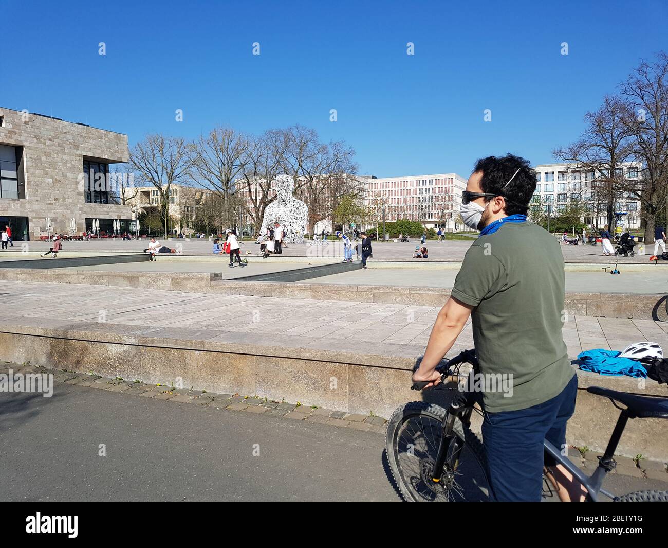 Eine Person (Mann / Biker) trägt Gesichtsmaske / Staub, Schutz-oder OP-Maske während Sport mit dem Fahrrad während Corona-Virus covid-19 Sperrung Stockfoto