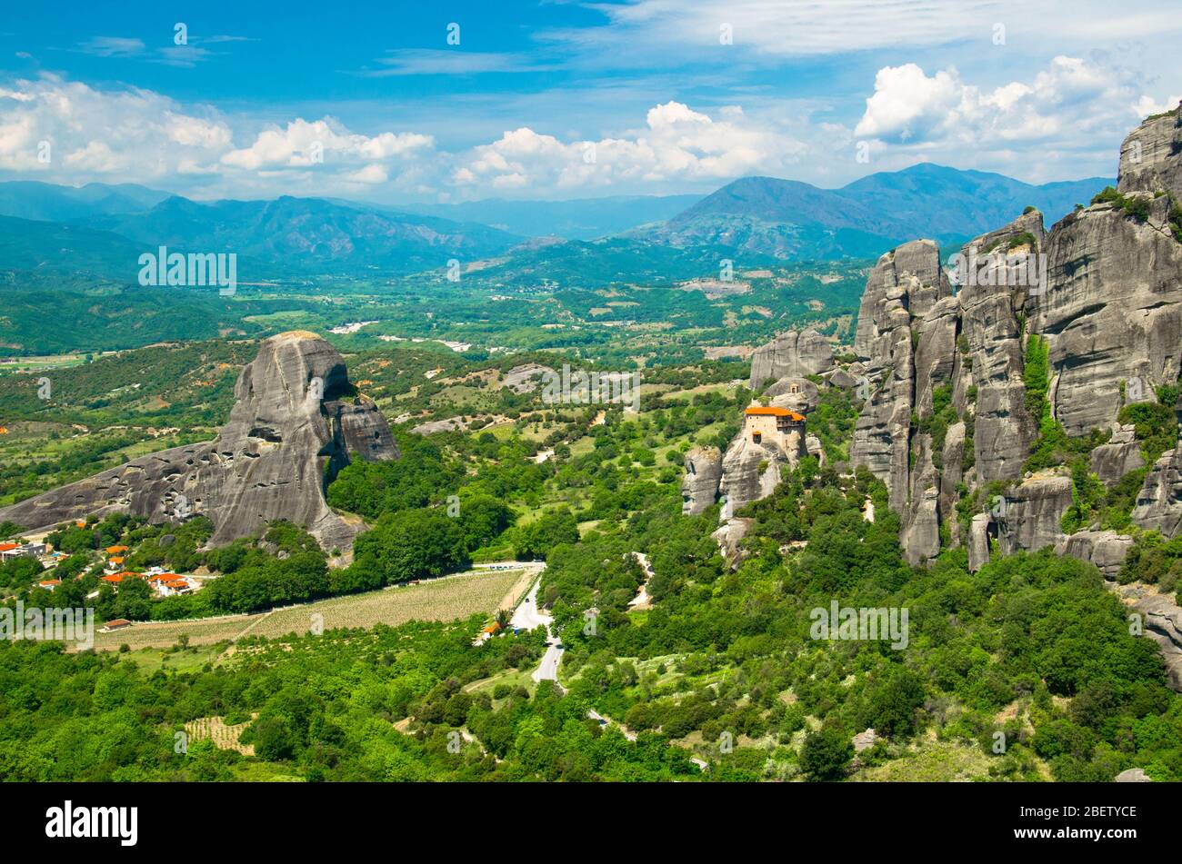 Meteora-Klöster (Heiliger Kloster des Heiligen Nikolaus Anapausas) auf der Spitze des Felsens in der Nähe von Kalabaka, Griechenland Stockfoto