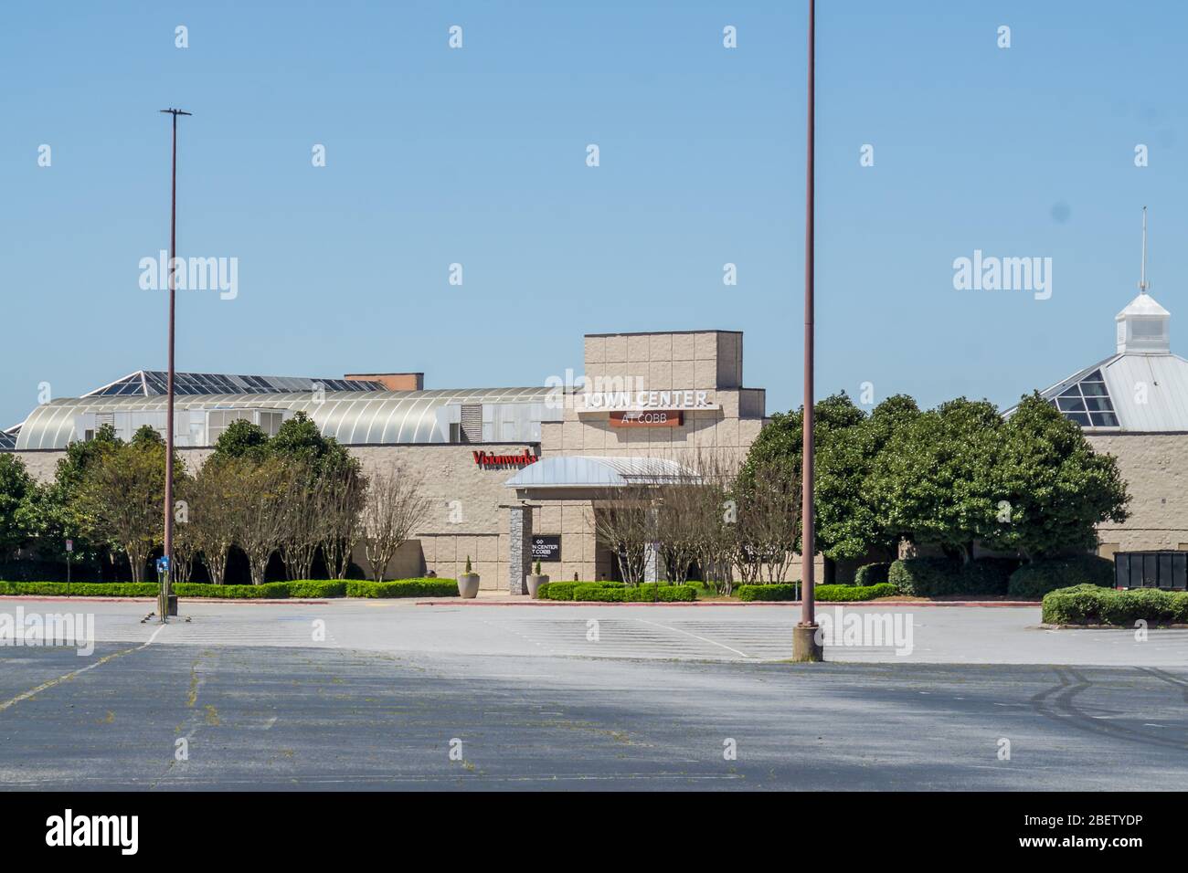 Kennesaw, GA / USA - 04/03/20: Leere Parkplätze - vorübergehende Schließung des Cobb County Town Center Mall aufgrund der Wirtschaftskrise während Covid-19 Corona Stockfoto