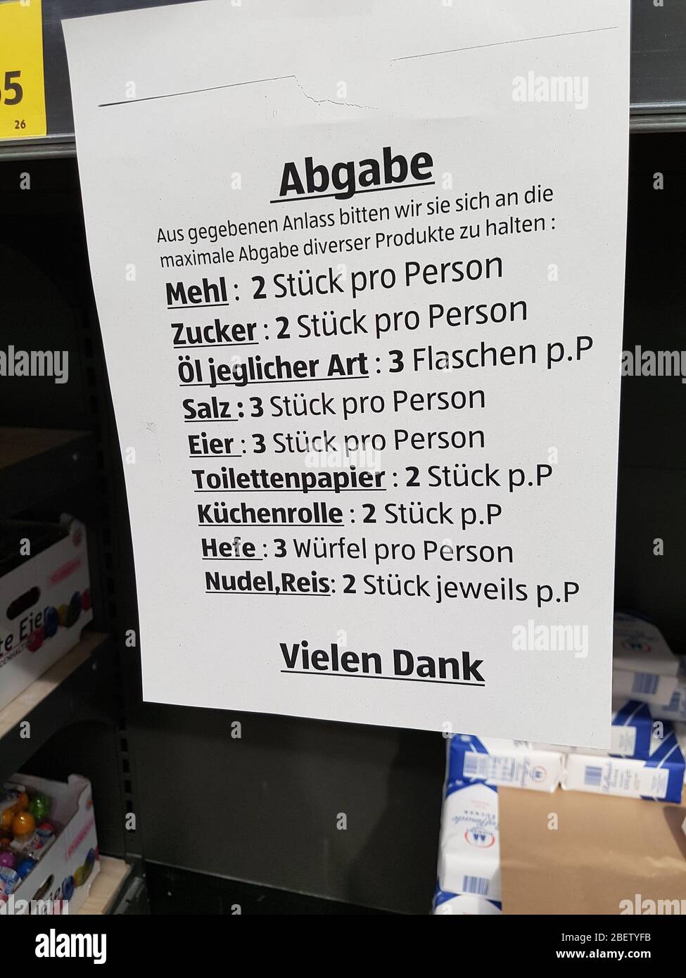 Schild / Schild hängt an leerem Regal im Supermarkt - Beschränkung der Produkte auf Anzahl pro Person / Haushalt - Panikhorten ( Hamsterkäufe ) Stockfoto