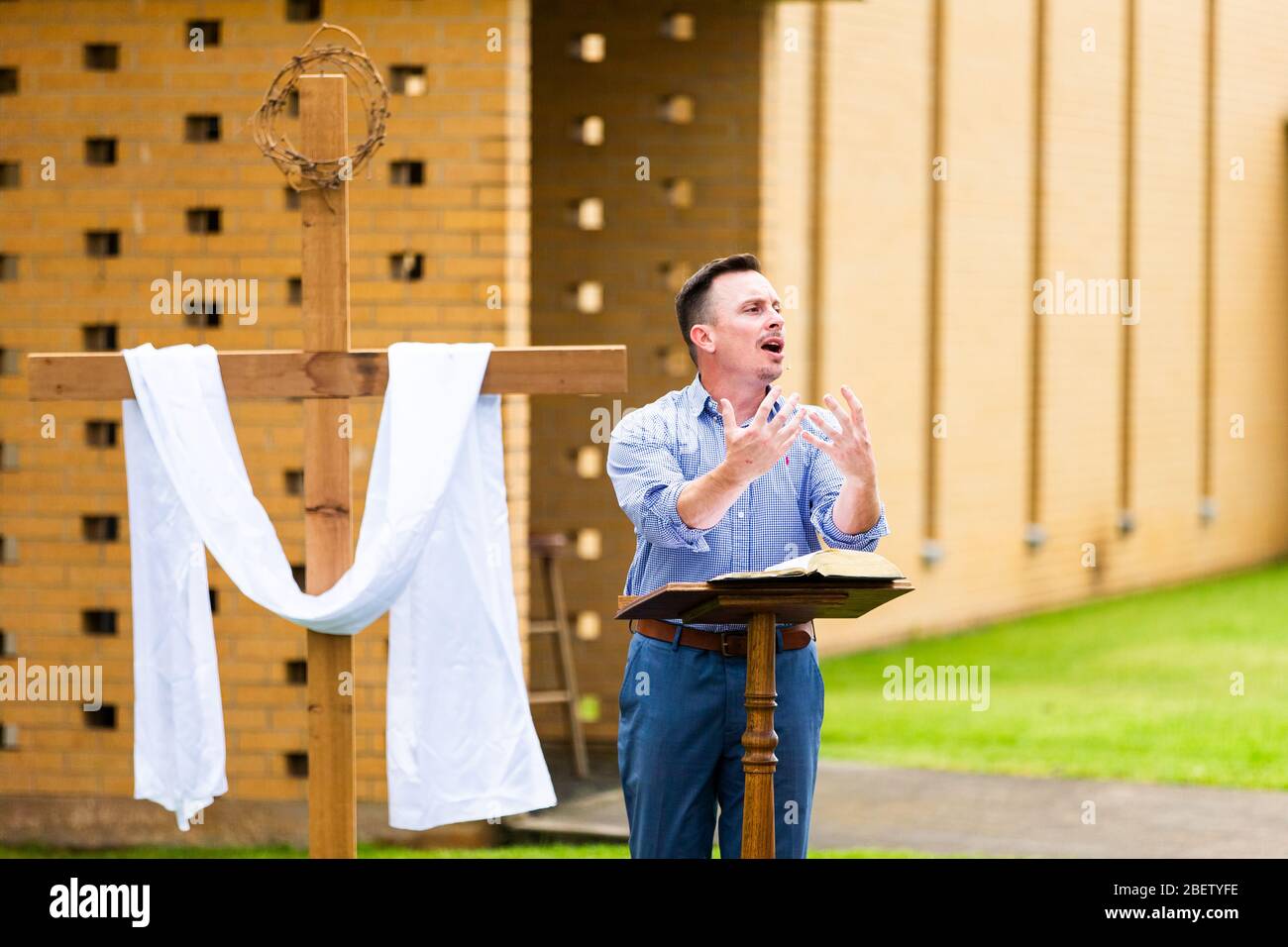 Ein Drive-in Osterfest unter der Leitung von Pastor Joshua Jackson wird in Mt. Pleasant Missionary Baptist Church in Denison, Texas am 12. April 2020. Stockfoto