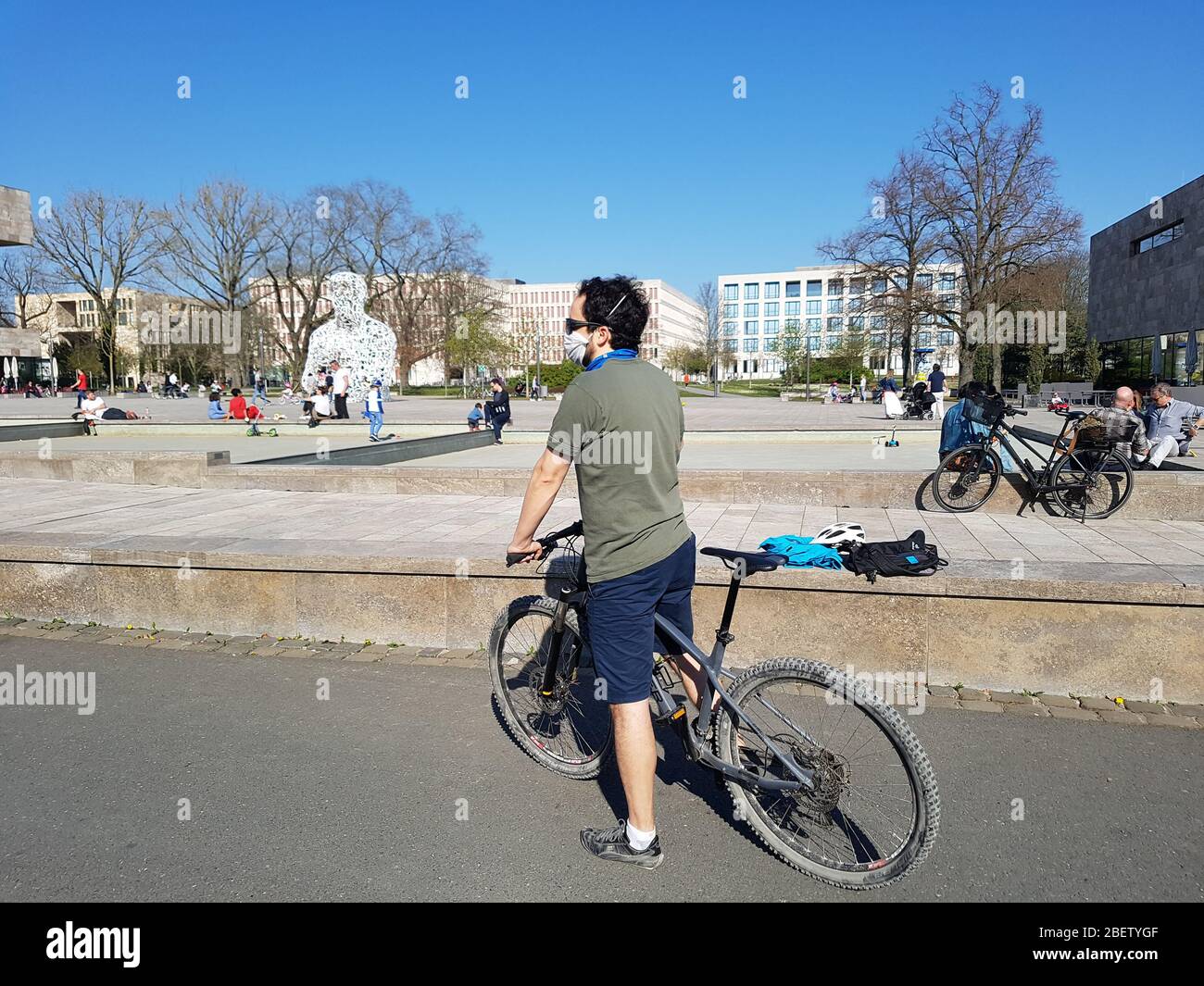 Eine Person (Mann / Biker) trägt Gesichtsmaske / Staub, Schutz-oder OP-Maske während Sport mit dem Fahrrad während Corona-Virus covid-19 Sperrung Stockfoto