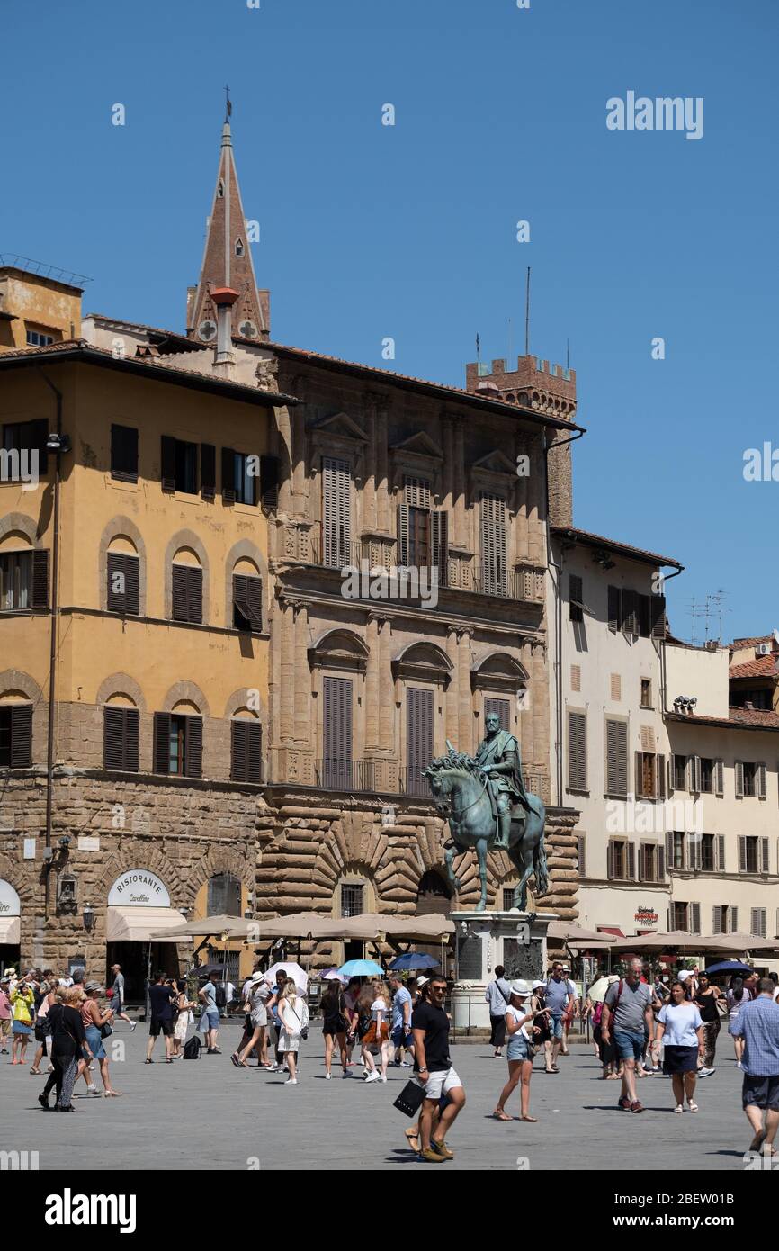 Touristen besuchen die berühmtesten Sehenswürdigkeiten und Denkmäler in