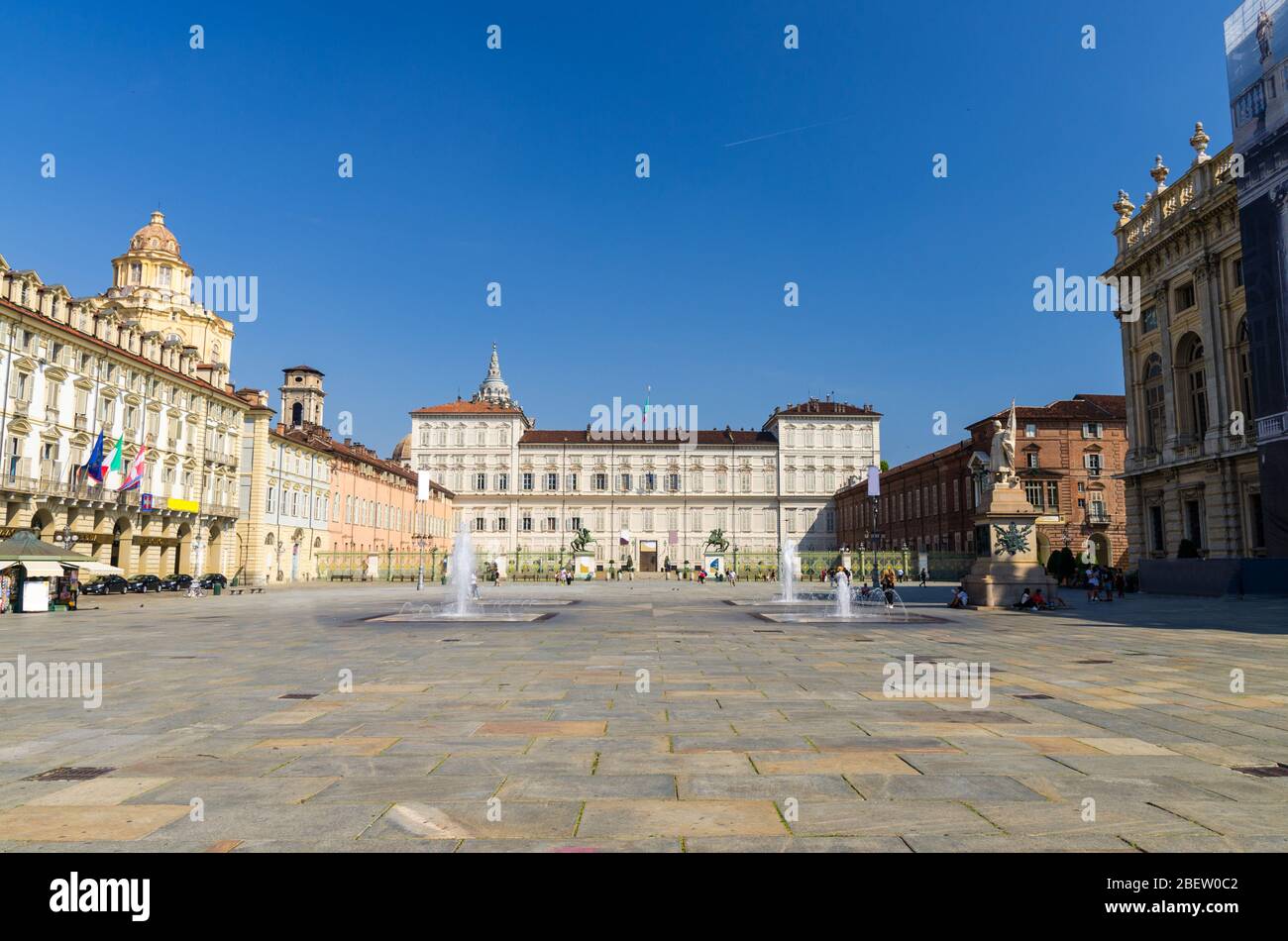 Der Königspalast Palazzo reale und die Kirche San Lorenzo auf dem