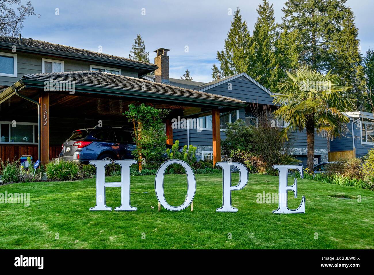 Hope Zeichen auf dem Rasen während Covid-19, Coronovirus Pandemie, Lynn Valley, North Vancouver, British Columbia, Kanada Stockfoto