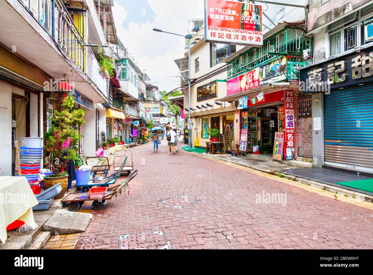 Hongkong, Hongkong SAR - 14. Juli 2017: Bewohner und Besucher schlendern entlang der Hauptstraße im alten Sai Kung Dorf. Die lockste Küstenstadt Stockfoto