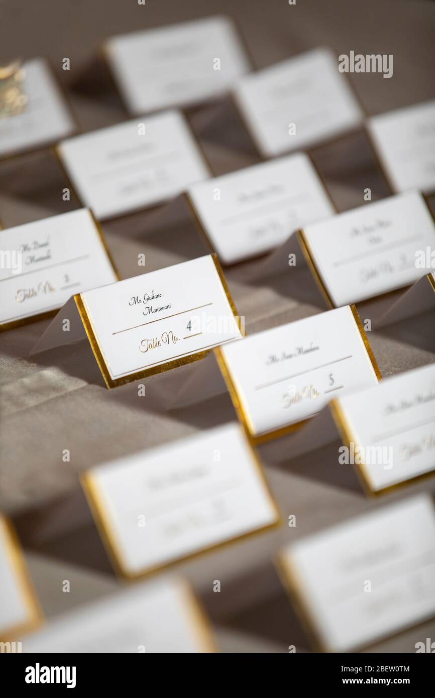 Gold getrimmt gefaltete Namen getaggte Karten für Sitzanordnung bei einer Jäten Zeremonie Stockfoto
