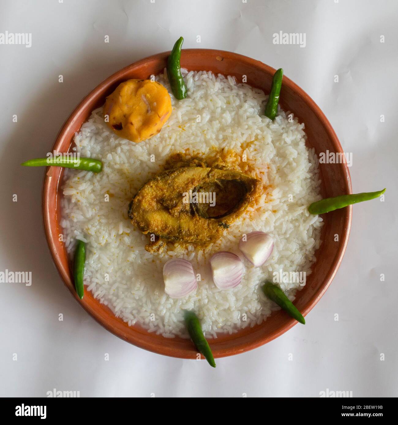 Traditionelle bengalische Speisen auf Erdteller namens Panta Ilish und Alu Vorta Stockfoto