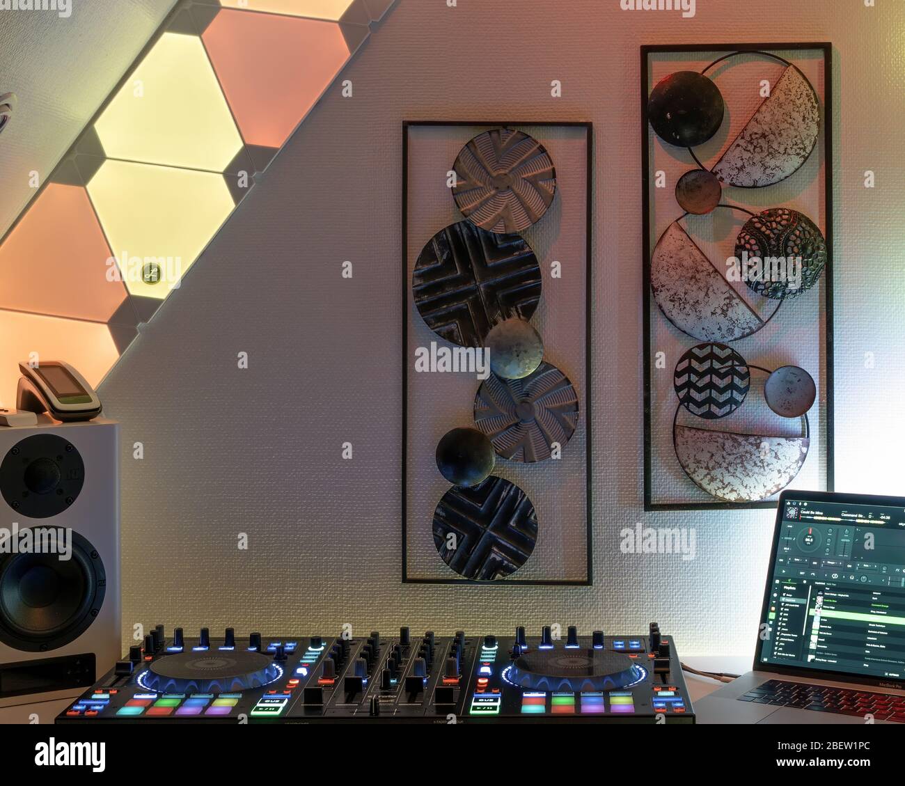 DJ-Mixer mit Metall Ornament Wanddekoration und moderne Oberflächen LED-Beleuchtung Stockfoto
