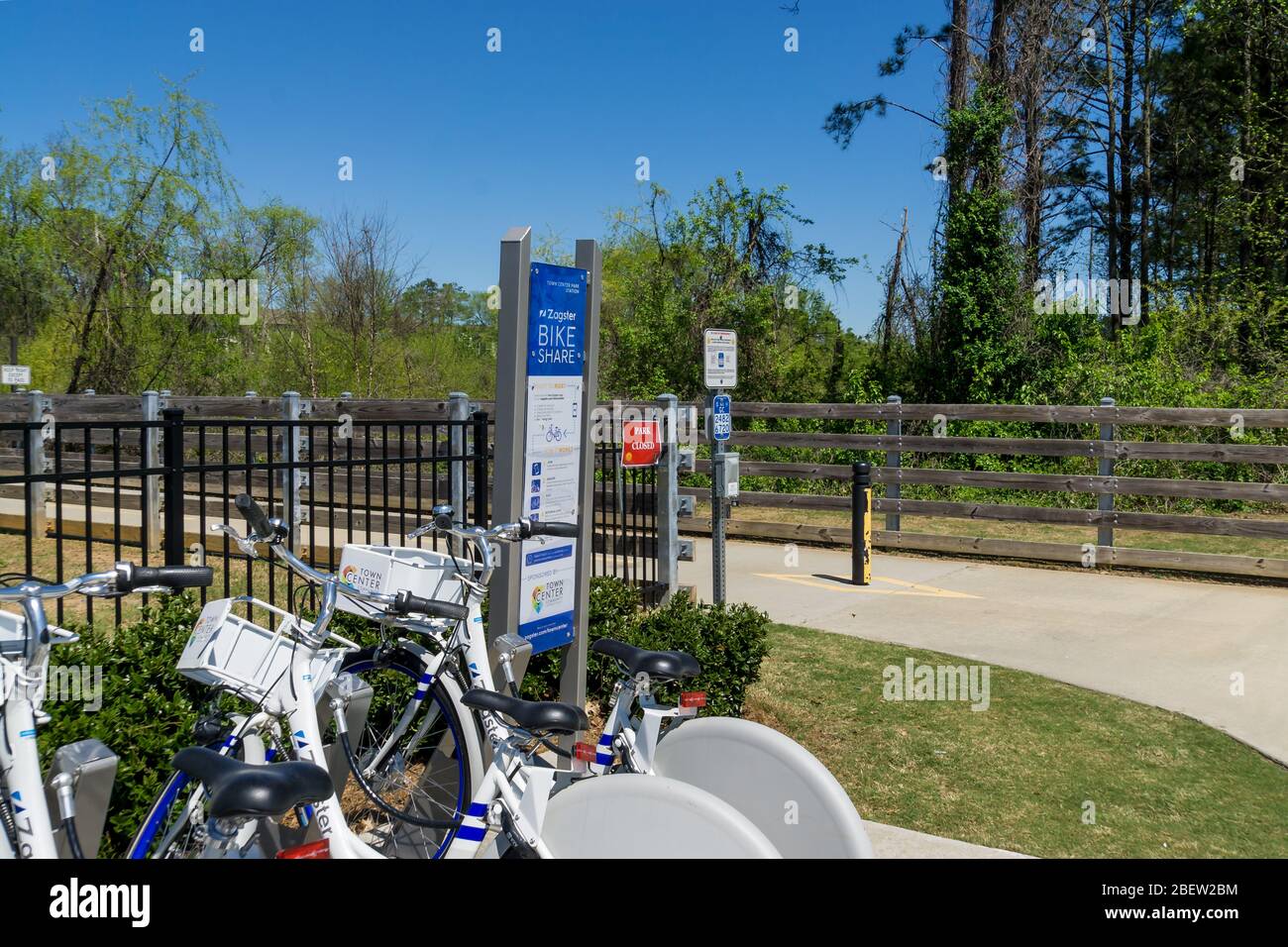 Kennesaw, GA / USA - 04/03/20: Park geschlossen Schild am Cobb County Park während obligatorischer Aufenthalt zu Hause Schutz im Ort der Bestellung für Covid-19 Corona VI übergeben Stockfoto