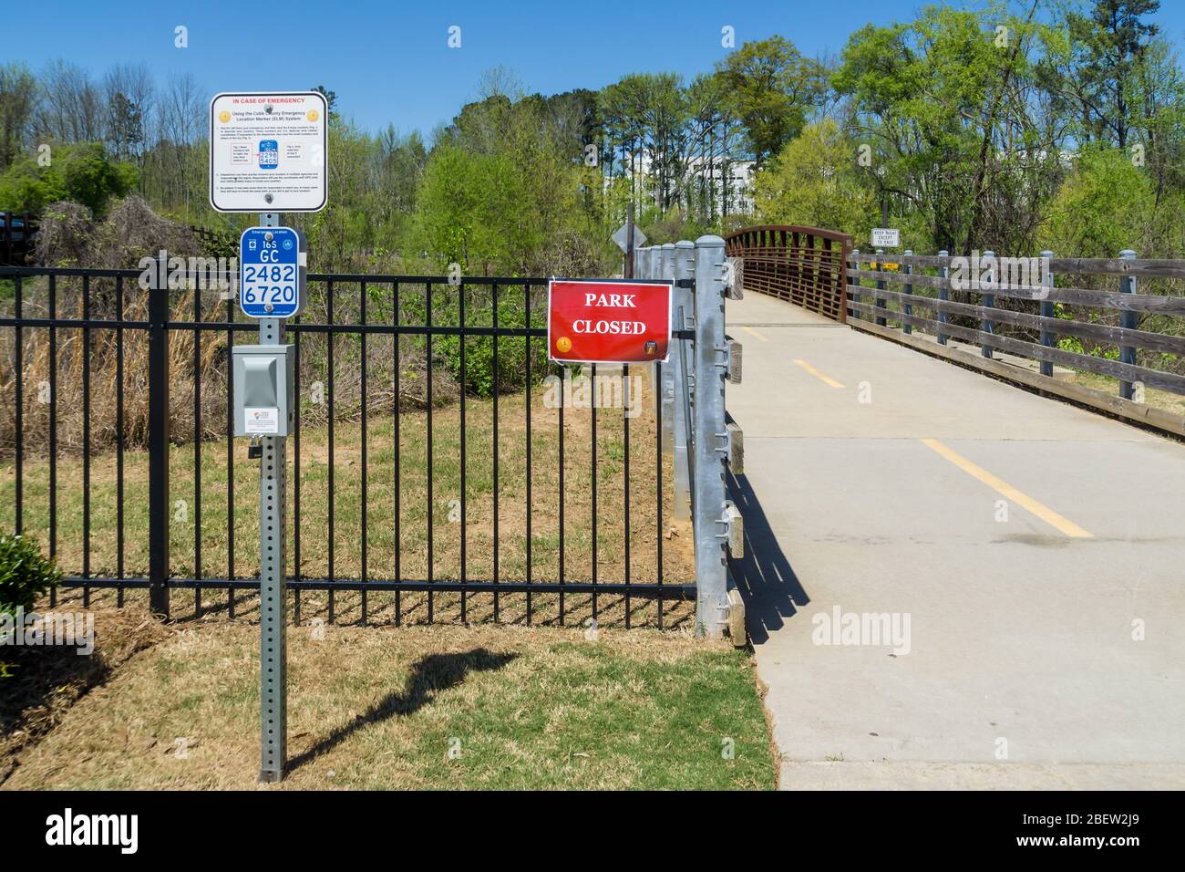 Kennesaw, GA / USA - 04/03/20: Park geschlossen Schild am Cobb County Park während obligatorischer Aufenthalt zu Hause Schutz im Ort der Bestellung für Covid-19 Corona VI übergeben Stockfoto