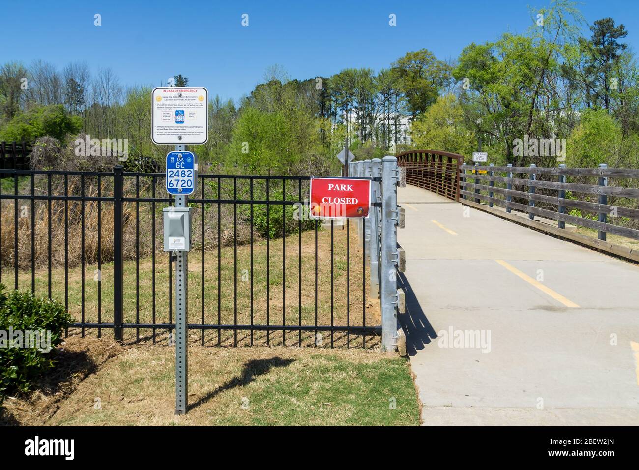 Kennesaw, GA / USA - 04/03/20: Park geschlossen Schild am Cobb County Park während obligatorischer Aufenthalt zu Hause Schutz im Ort der Bestellung für Covid-19 Corona VI übergeben Stockfoto