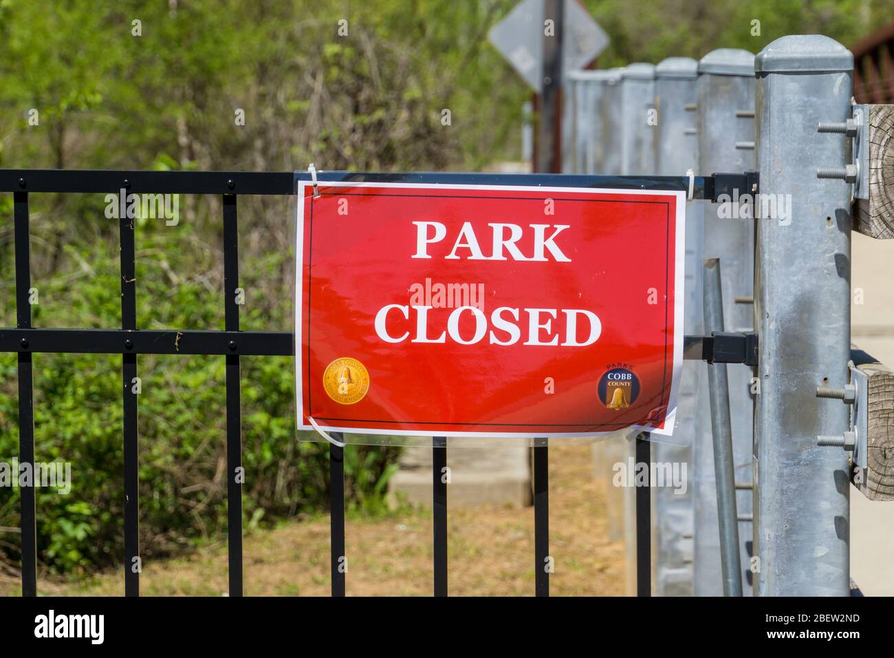Kennesaw, GA / USA - 04/03/20: Park geschlossen Schild am Cobb County Park während obligatorischer Aufenthalt zu Hause Schutz im Ort der Bestellung für Covid-19 Corona VI übergeben Stockfoto
