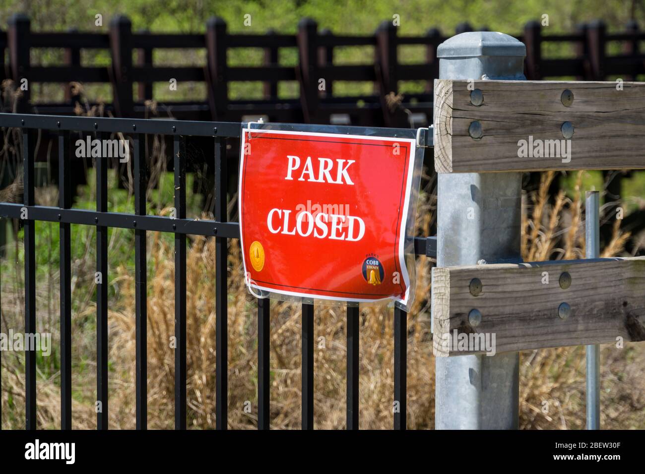 Kennesaw, GA / USA - 04/03/20: Park geschlossen Schild am Cobb County Park während obligatorischer Aufenthalt zu Hause Schutz im Ort der Bestellung für Covid-19 Corona VI übergeben Stockfoto