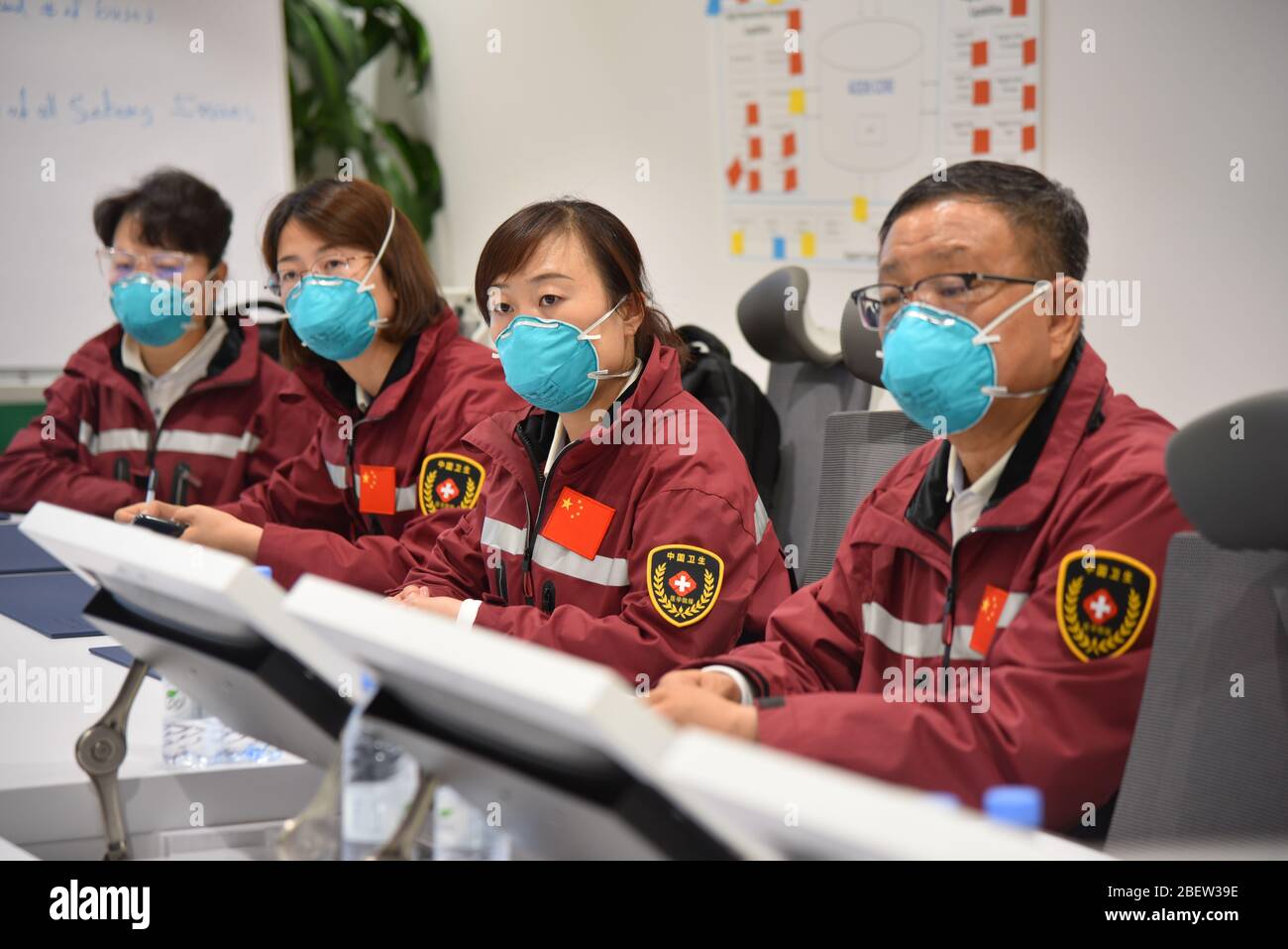 Riad, Saudi-Arabien. April 2020. Chinesische Medizinexperten nehmen am 15. April 2020 an einem Treffen am King Khalid International Airport in Riad, Saudi Arabien, Teil. Ein Team chinesischer medizinischer Experten kam am Mittwoch nach Riad, um dem Königreich bei der Bekämpfung von COVID-19 zu helfen. Quelle: Tu Yifan/Xinhua/Alamy Live News Stockfoto