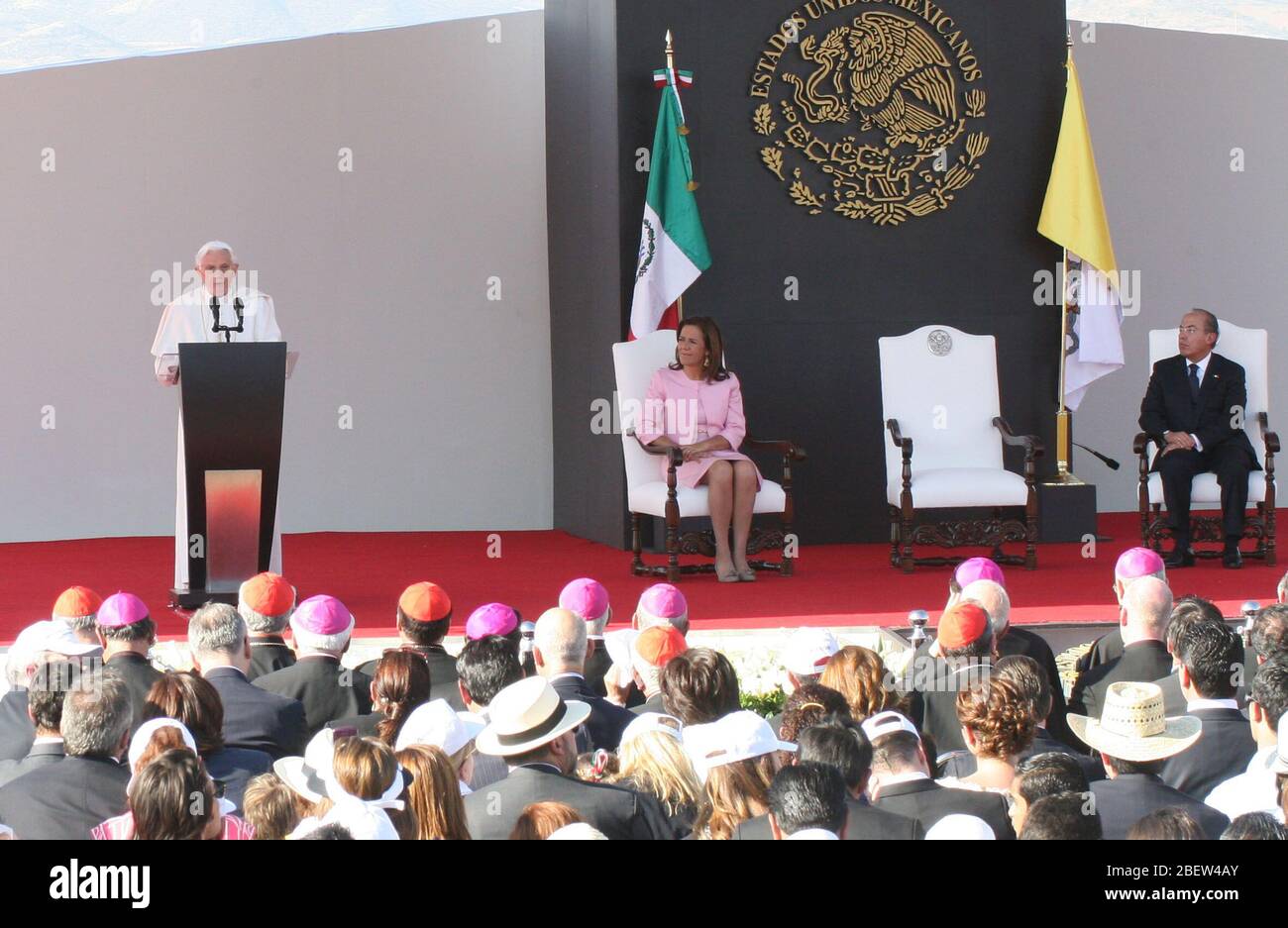 Papst Benedikt XVI. In Leon, Guanajuato, Mexiko, Joseph Aloisius Ratzinger, war der 265. Papst der Katholischen Kirche und der siebte Herrscher der Vatikanstadt und wurde am 19. April 2005 nach dem Tod von Johannes Paul II. Gewählt... Papa Benedicto XVI en Leon, Guanajuato,Mexiko, Joseph Aloisius Ratzinger, ha sido el 265. católica Papa de la Iglesia​ Resultó y séptimo soberano de la Ciudad del Vaticano. 19 elegido el 2005 de abril de   tras el fallecimiento de Juan Pablo II. Felipe Calderon, präsident mexikos, Margarita Zavala. Stockfoto