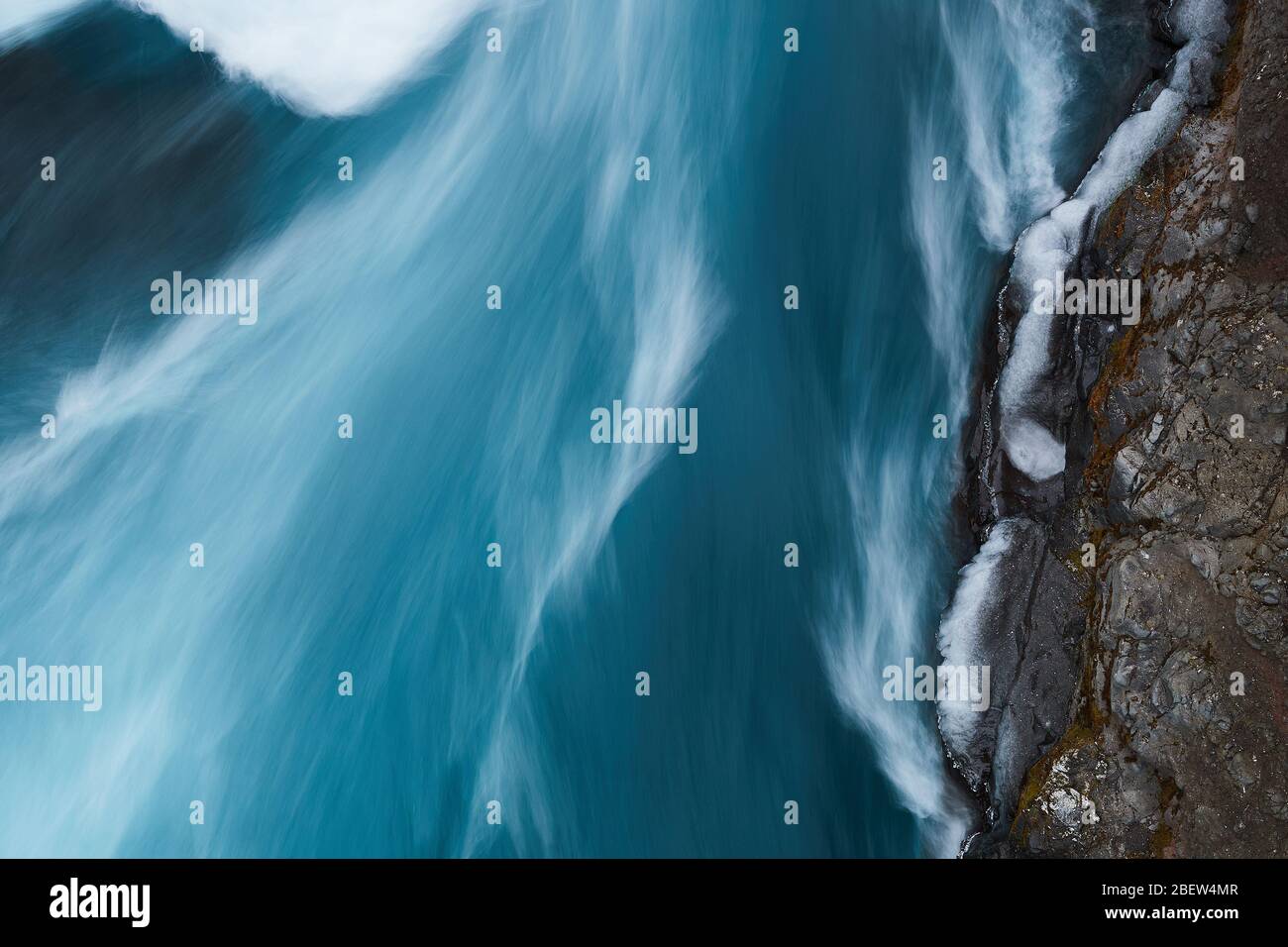 Hraunfossar, Island - Nov 28, 2019: Lange Exposition von Wasser in Hraunfossar Wasserfall, ein Wasserfall von Flüsschen über Hallmundarhraun, A gebildet Stockfoto