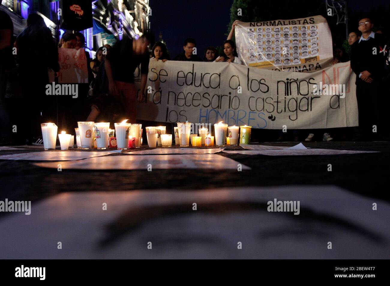 Mehr als dreitausend Studenten von öffentlichen und privaten Universitäten in der Stadt Puebla, begleitet von sozialen Organisationen und Bürgern, haben einen marsch und eine Sitzgruppe durchgeführt, um Gerechtigkeit und Resolution im Fall der 43 Normalisten der Ayotzinapa Gemeinschaft zu fordern, die in Iguala Guerrero verschwunden sind; Sowie ein Stopp der Repression und Gewalt im Staat Puebla. Im Juli dieses Jahres, nachdem er im Staat das sogenannte Bullet-Gesetz verabschiedet hatte, das den Einsatz öffentlicher Gewalt zur Lösung sozialer Konflikte erlaubt, befahl Gouverneur Rafael Moreno Valle eine kleine Gruppe Grenadierfisch Stockfoto