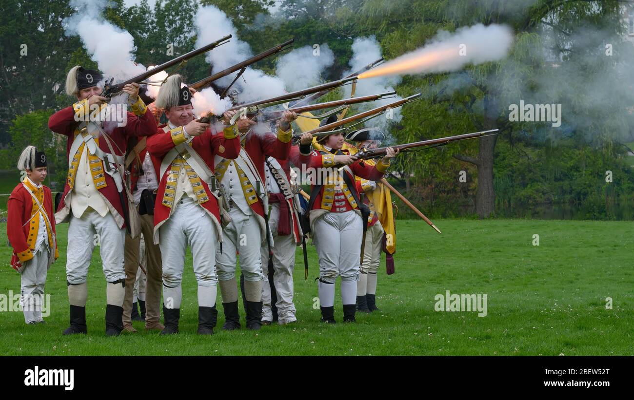 Reenactment of American Revolutionary war with guns abgefeuert und Rauch aus den Gewehren. Stockfoto