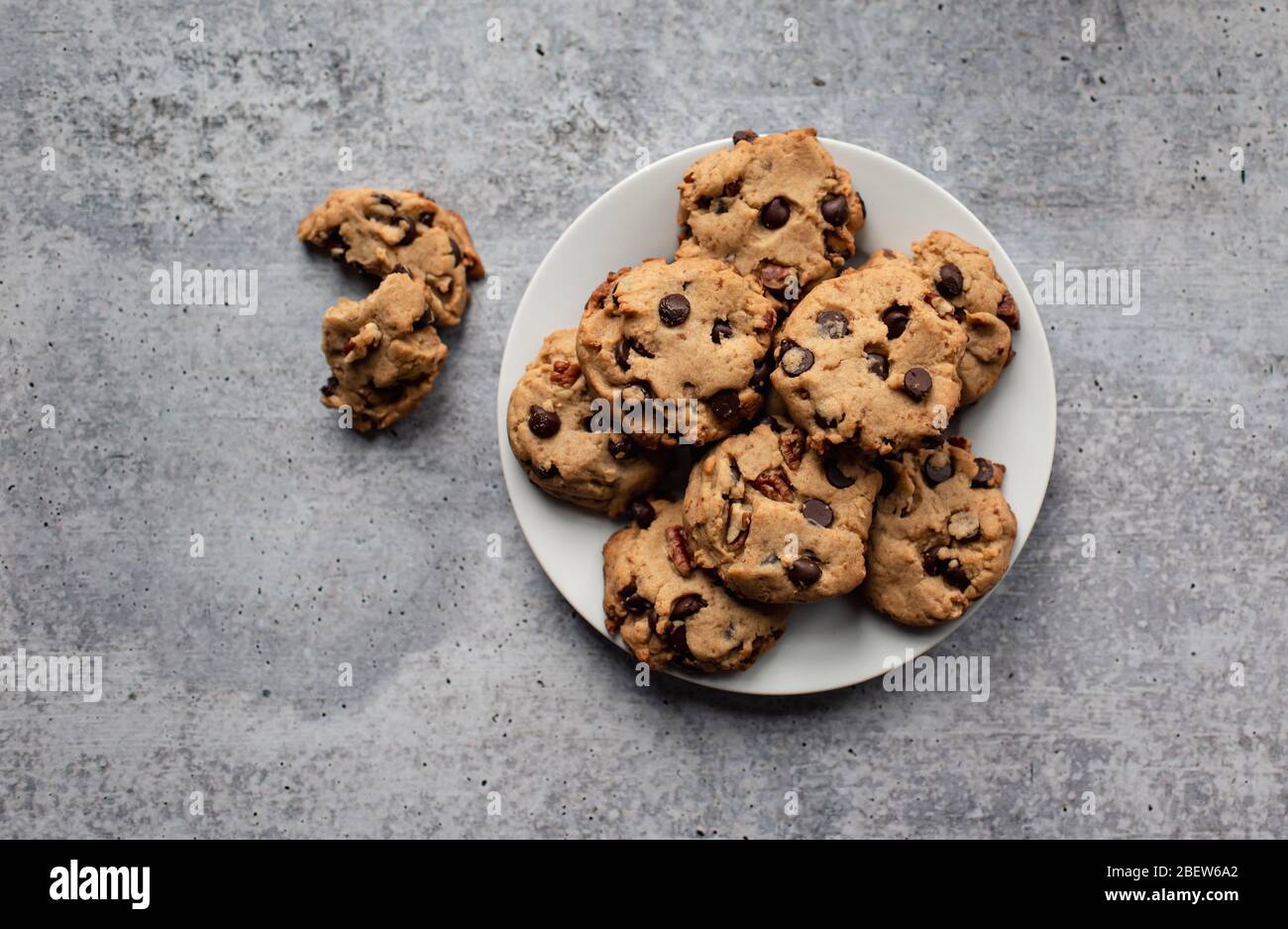 Teller mit frisch gebackenen Chocolate Chip Cookies von oben geschossen. Stockfoto