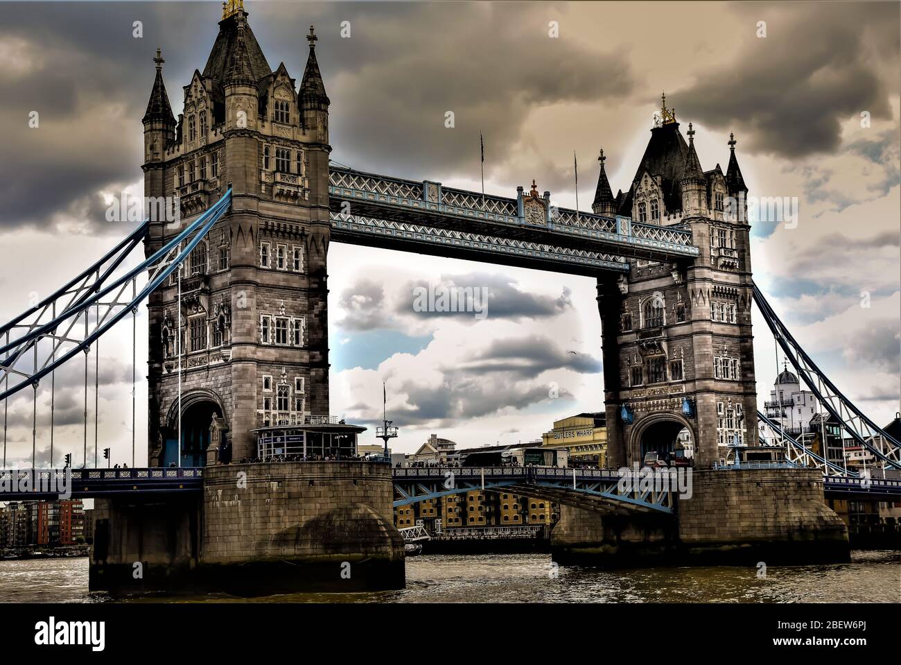 Tower Bridge, London, Under Stormy Skies Stockfoto