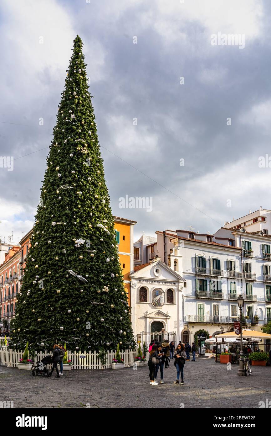 Ein großer Weihnachtsbaum im historischen Zentrum von Salerno. Salerno, Kampanien, Dezember 2019 Stockfoto