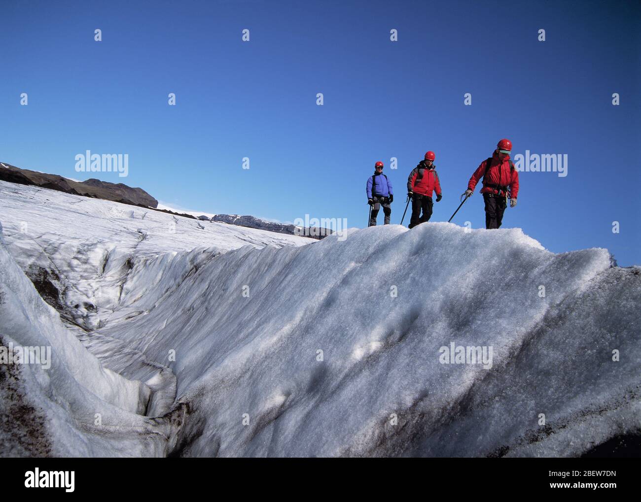 3 Männer auf der Erkundung des Gletschers Solheimajokull Stockfoto