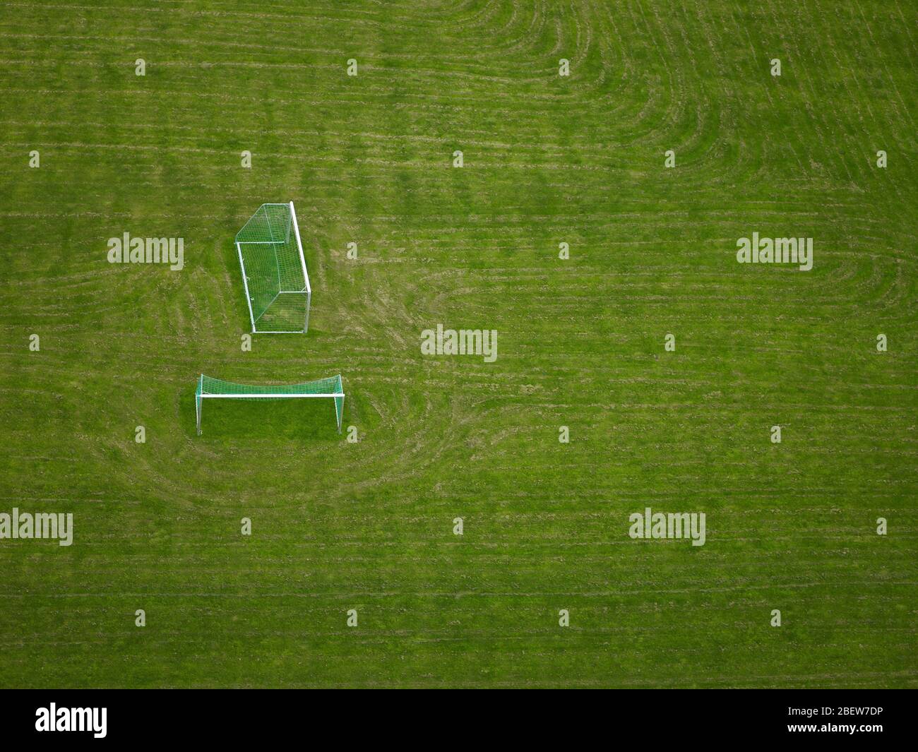 Luftaufnahme von Fußballzielen auf einem leeren Feld Stockfoto