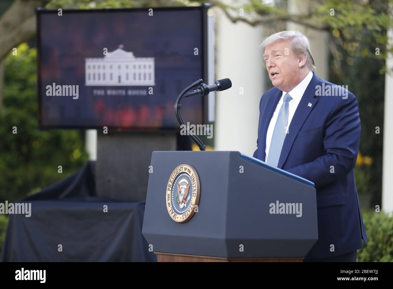 Washington, DC, USA. April 2020. US-Präsident Donald J. Trump hält bei der Coronavirus Task Force-Briefing über die COVID-19-Pandemie im Rosengarten im Weißen Haus in Washington, DC, USA, 15. April 2020. Quelle: Shawn Thew/Pool via CNP Quelle: dpa/Alamy Live News Stockfoto