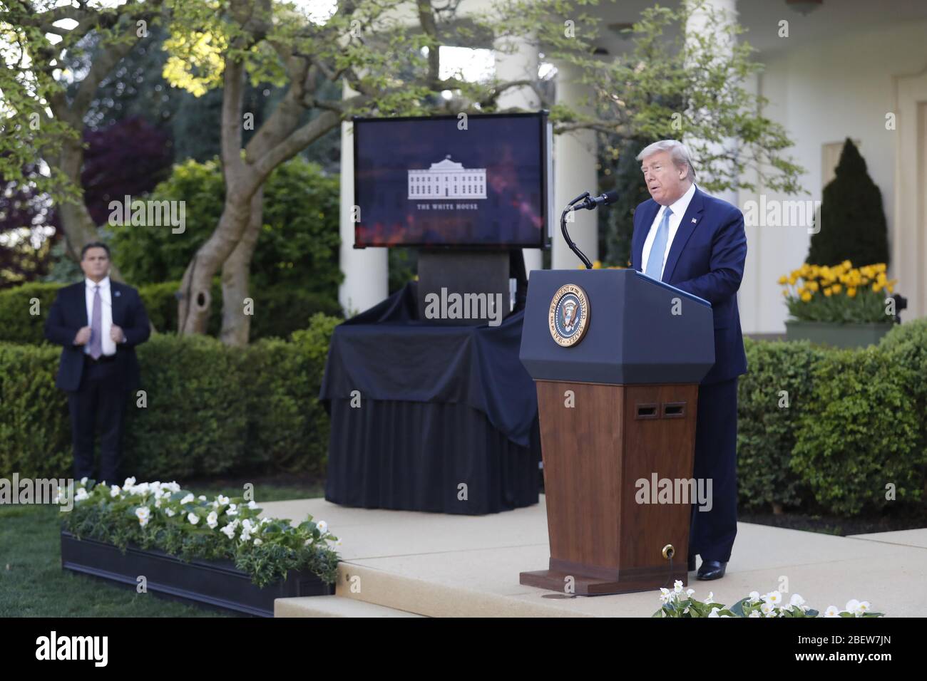 Washington, DC, USA. April 2020. US-Präsident Donald J. Trump hält bei der Coronavirus Task Force-Briefing über die COVID-19-Pandemie im Rosengarten im Weißen Haus in Washington, DC, USA, 15. April 2020. Quelle: Shawn Thew/Pool via CNP Quelle: dpa/Alamy Live News Stockfoto