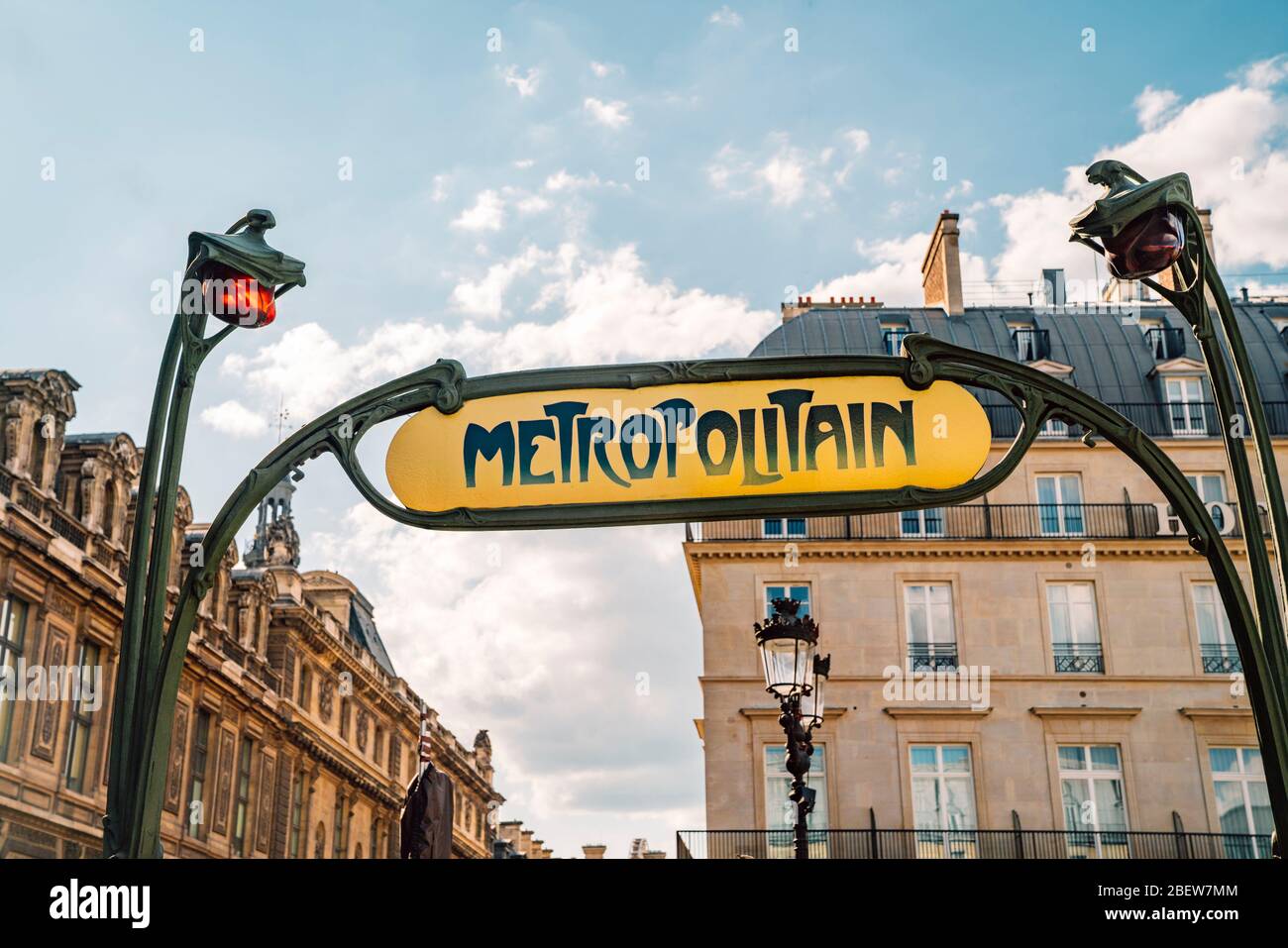 Ikonisches Zeichen für den U-Bahnhof Metropolitain in Paris, Frankreich Stockfoto