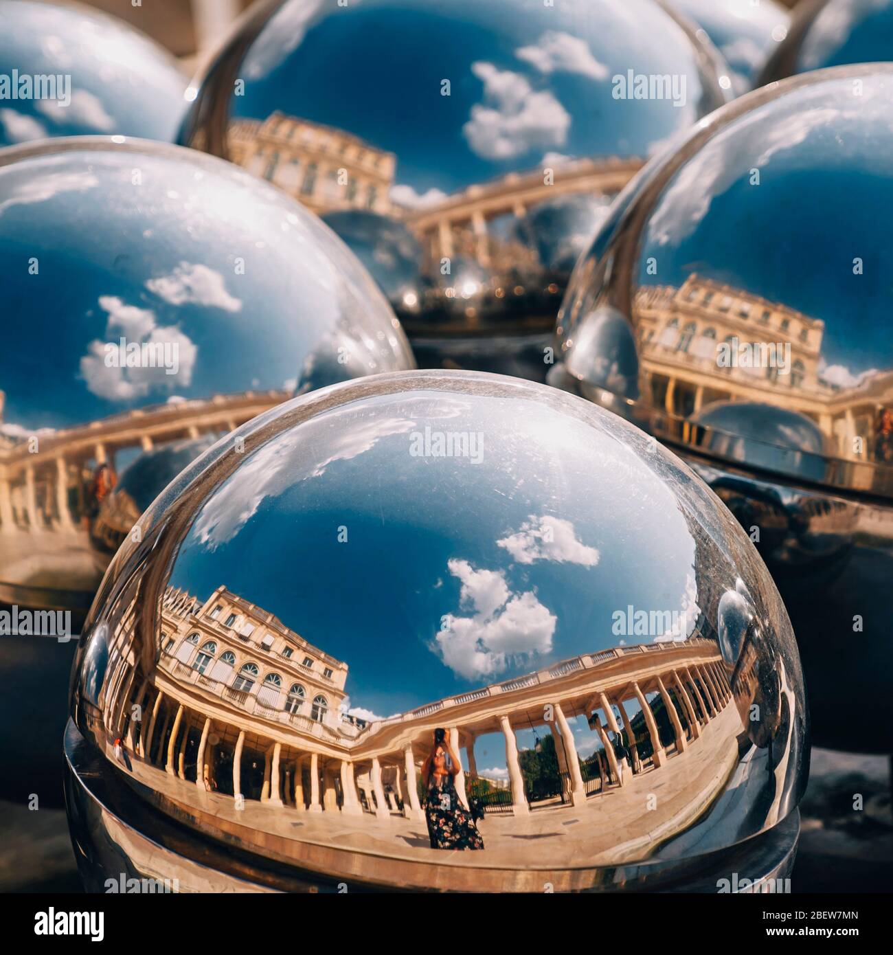 Wolken im Silberkugelbrunnen im Palais Royal in Paris, Frankreich Stockfoto