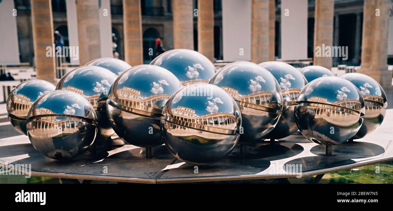 Wolken im Silberkugelbrunnen im Palais Royal in Paris, Frankreich Stockfoto