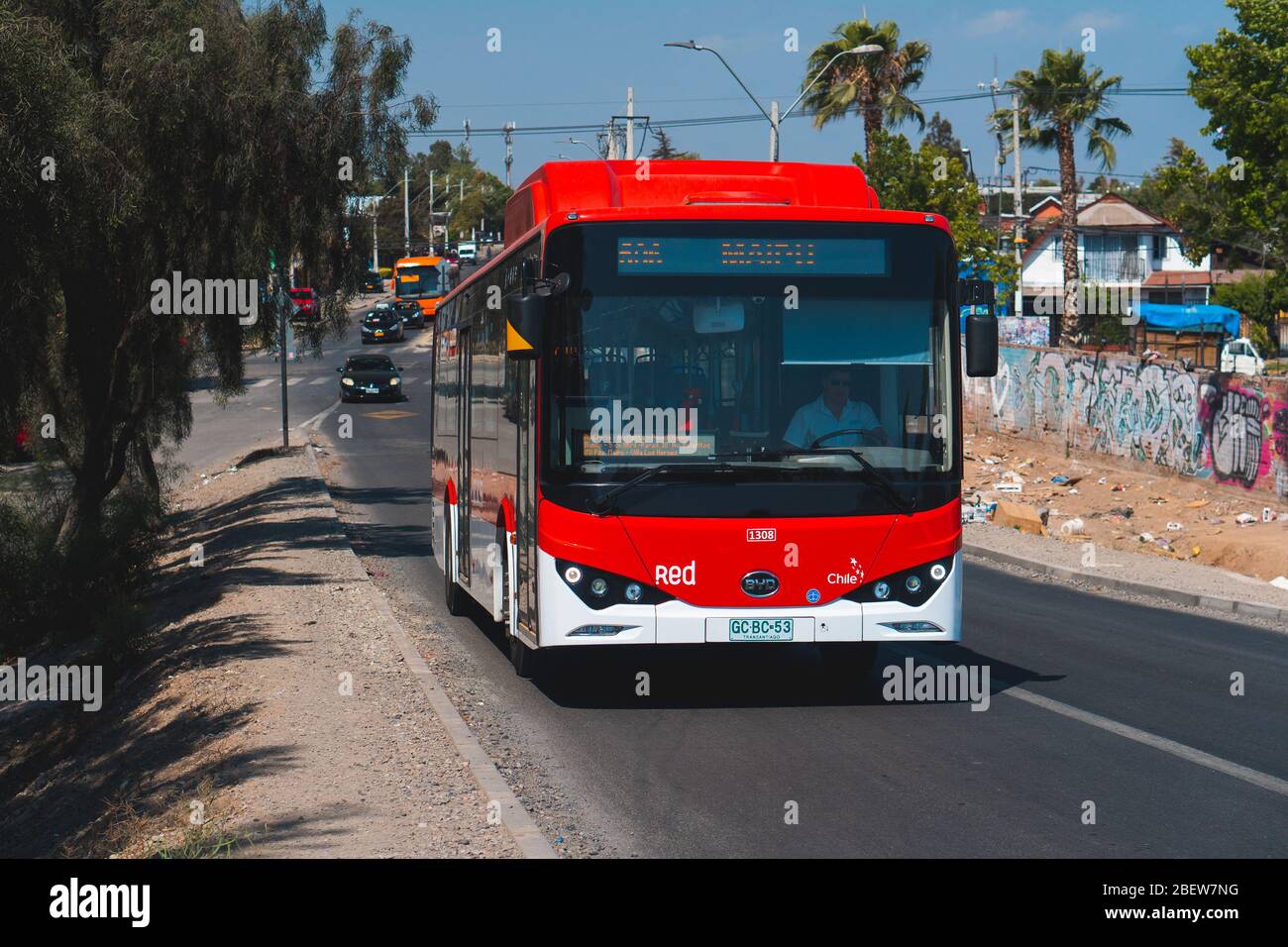 SANTIAGO, CHILE - NOVEMBER 2019: Ein Red Movilidad (Ex Transantiago) Bus in Maipú Stockfoto