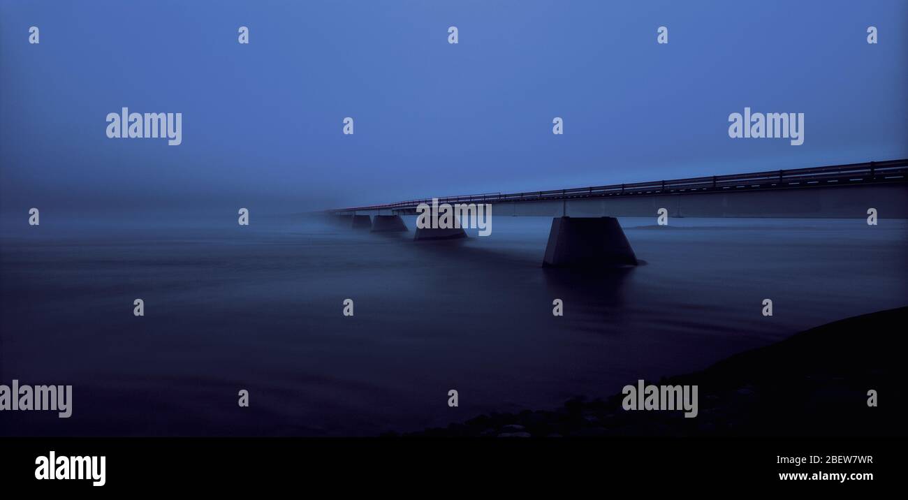 Brücke, die in dichten Nebel im Südosten Islands führt Stockfoto