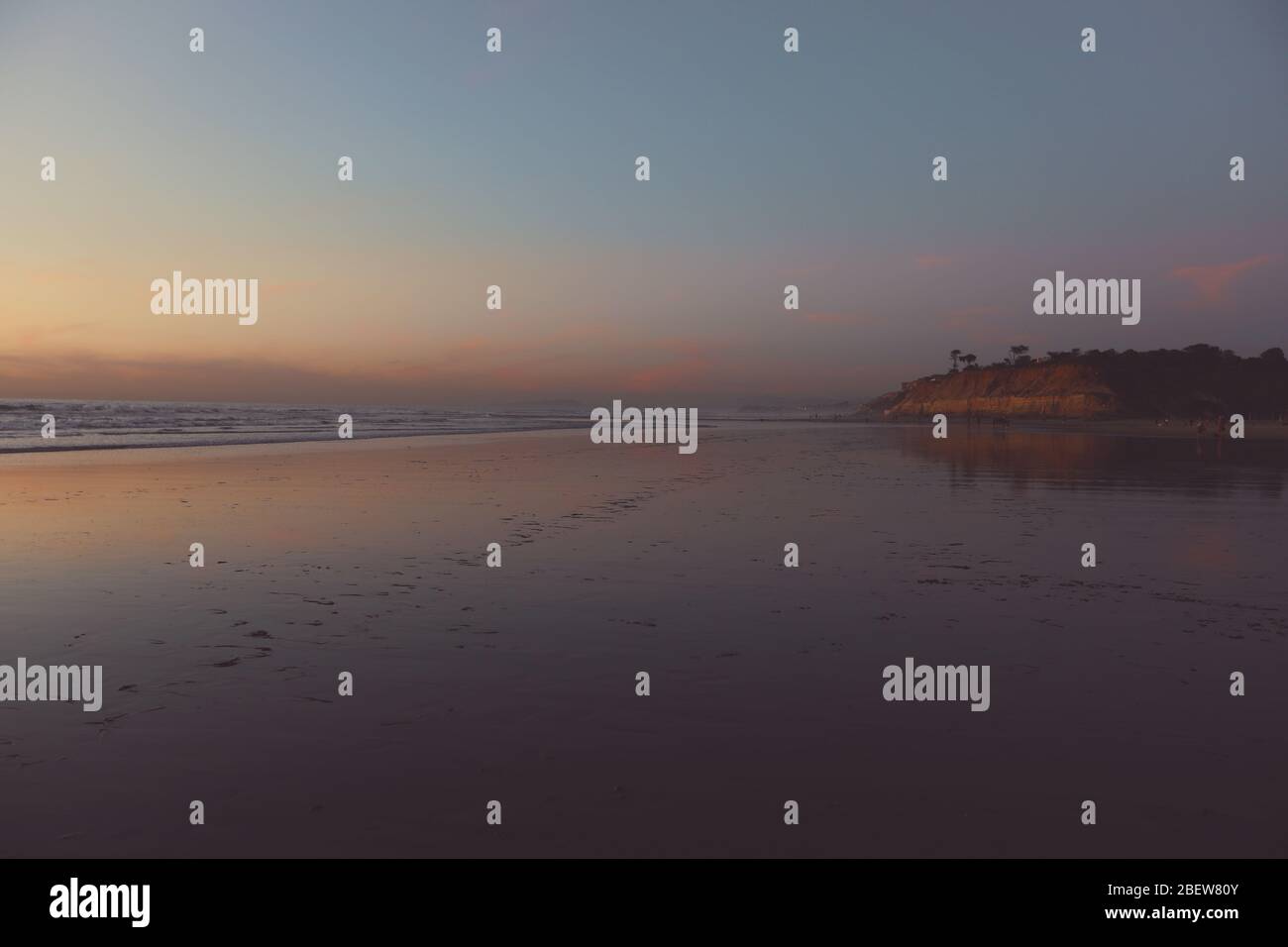 Gedämpfte Pastellfarben an der kalifornischen Küste zur goldenen Stunde Stockfoto