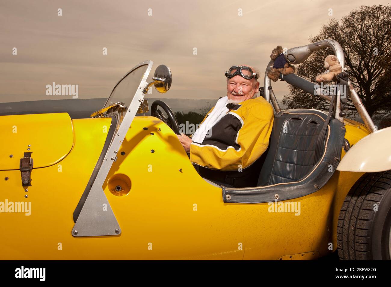 Älterer Mann sitzt in seinem selbst-made-Kit-Auto in England Stockfoto