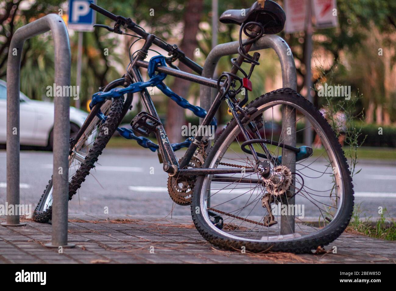 Fahrrad an eine Straßenlaterme gebunden und auf der Straße zerschlagen Stockfoto
