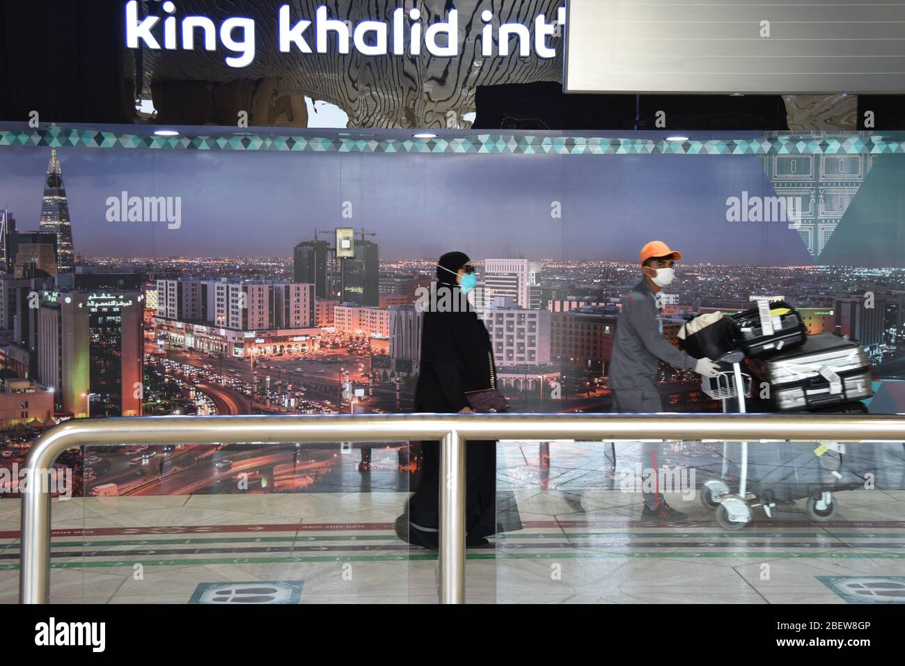 Riad, Saudi-Arabien. April 2020. Am 15. April 2020 gehen Menschen mit Gesichtsmasken auf dem King Khalid International Airport in Riad, Saudi-Arabien. Saudi-Arabien hat am Mittwoch die Registrierung von 493 neuen COVID-19-Fällen angekündigt, womit die Gesamtzahl auf 5,862 Fälle angesetzt wurde. Quelle: Tu Yifan/Xinhua/Alamy Live News Stockfoto