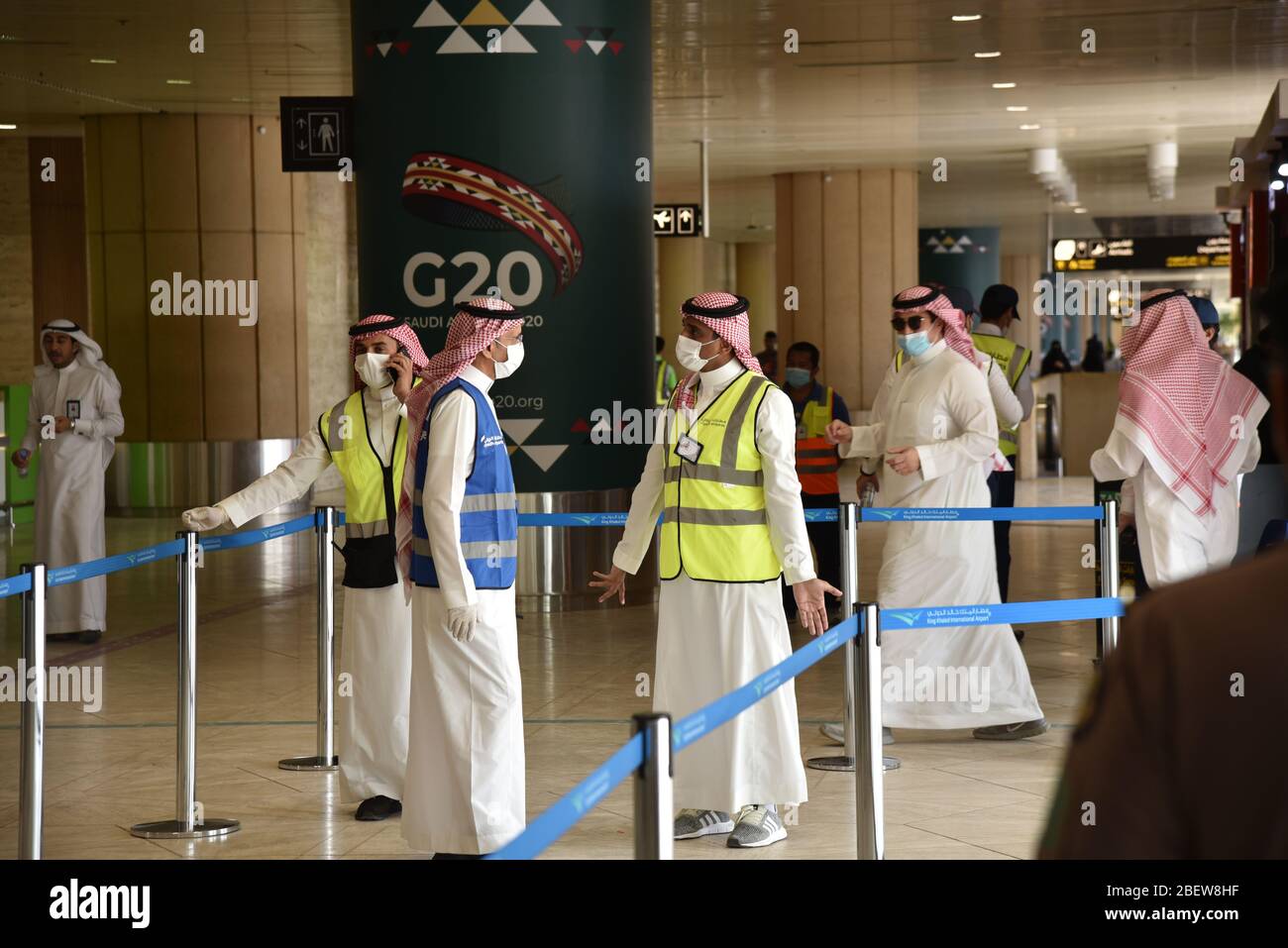 Riad, Saudi-Arabien. April 2020. Mitarbeiter, die Gesichtsmasken tragen, arbeiten am 15. April 2020 am King Khalid International Airport in Riad, Saudi-Arabien. Saudi-Arabien hat am Mittwoch die Registrierung von 493 neuen COVID-19-Fällen angekündigt, womit die Gesamtzahl auf 5,862 Fälle angesetzt wurde. Quelle: Tu Yifan/Xinhua/Alamy Live News Stockfoto