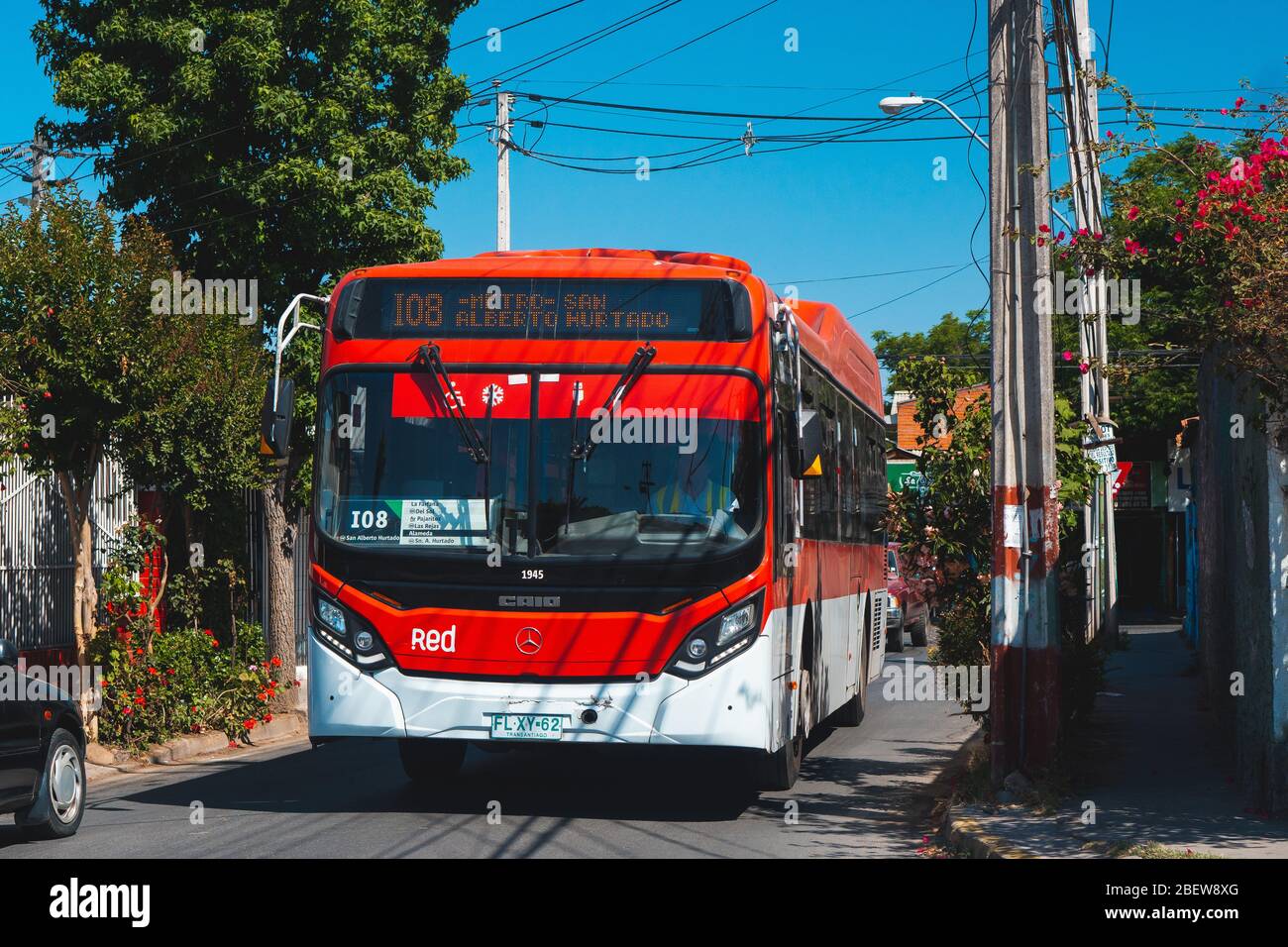 SANTIAGO, CHILE - NOVEMBER 2019: Ein Red Movilidad (Ex Transantiago) Bus in Maipú Stockfoto