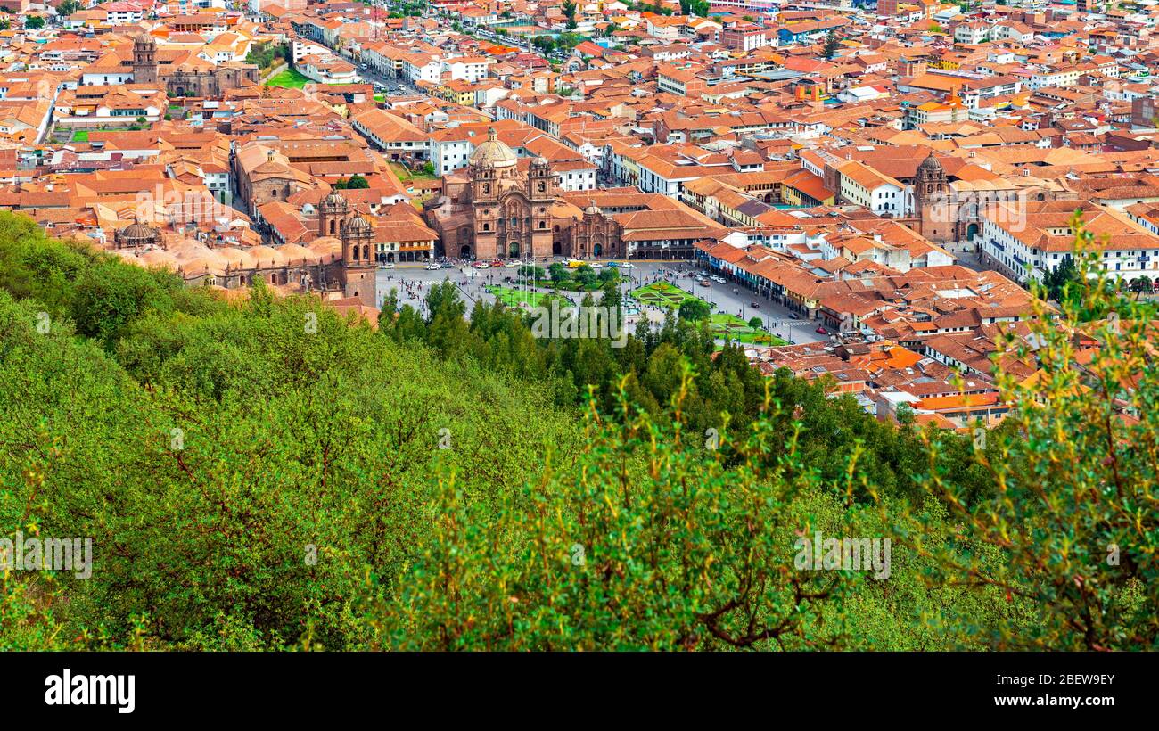 Luftpanorama Stadtbild der Plaza de Armas Hauptplatz von Cusco, Peru. Stockfoto