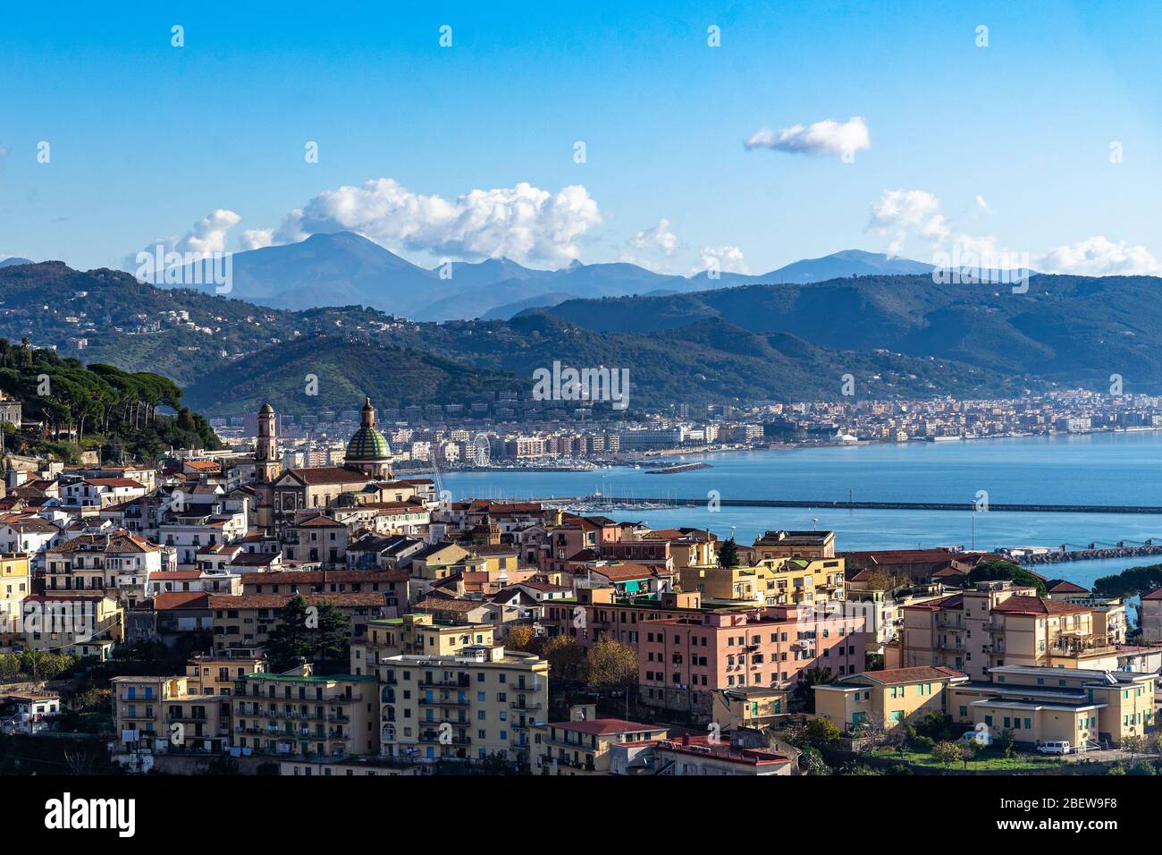 Panoramablick auf Vietri, eine malerische Stadt in der Nähe von Salerno als das Tor zur Amalfiküste, Kampanien, Italien Stockfoto
