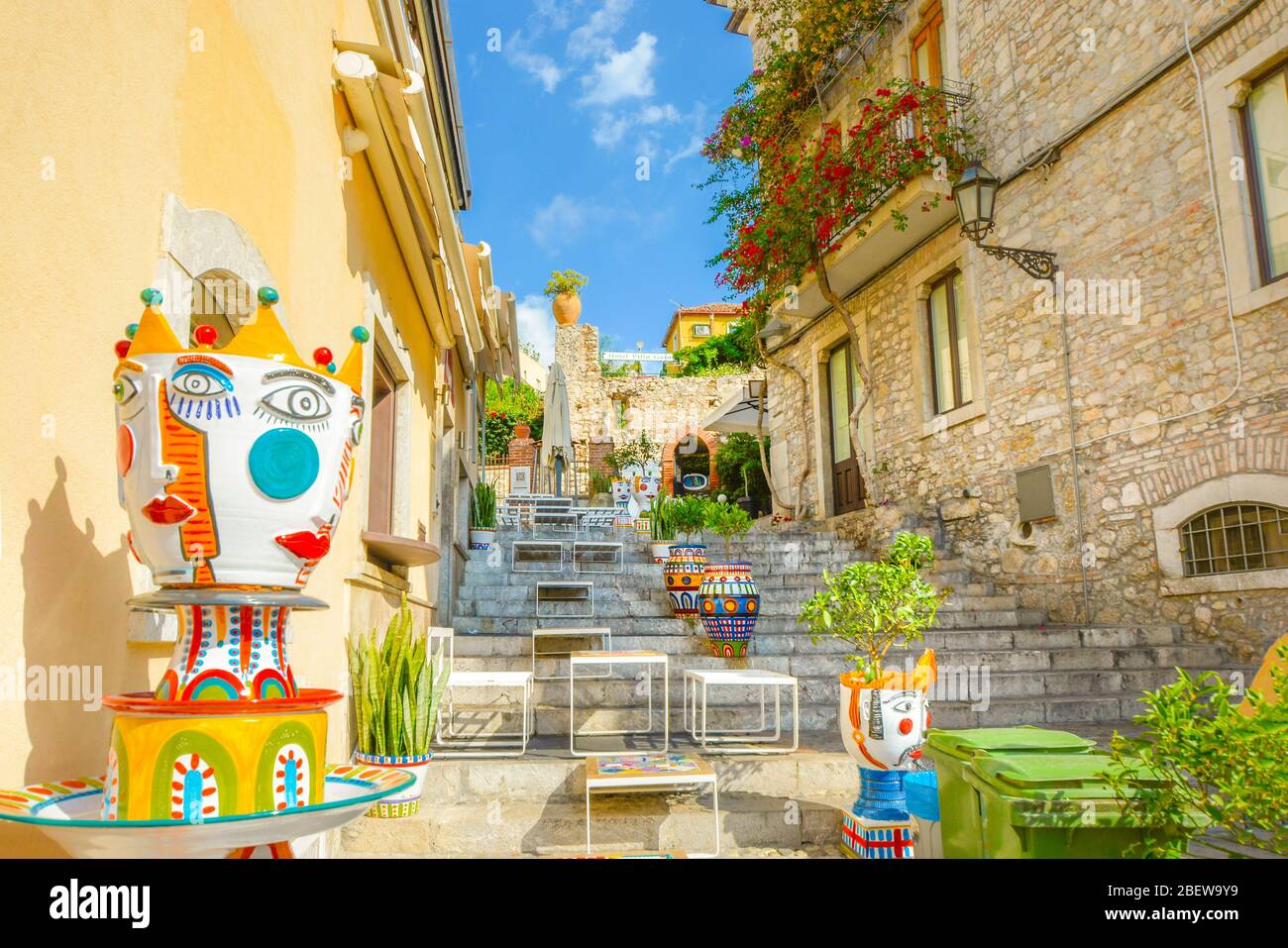 Bunte Treppe liegt direkt an der Hauptstraße in Taormina Italien, Corso Umberto mit Keramik und Töpferei gefüllt. Stockfoto