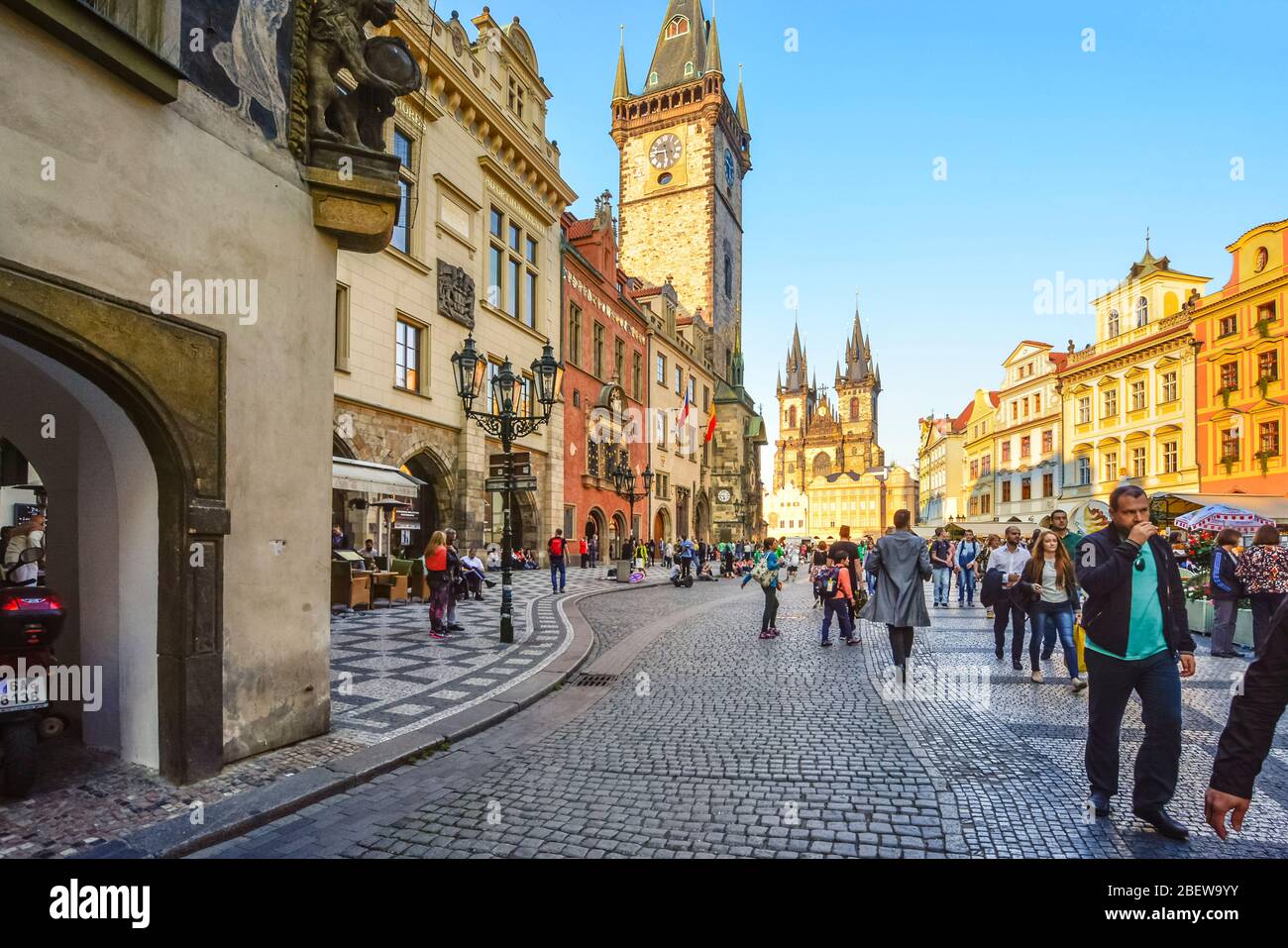 Altstadt Prag, Tschechische Republik Stadtplatz mit der Astonomical Uhr und die Muttergottes vor Tyn Kirche Türme und Türme an einem geschäftigen touristischen Tag. Stockfoto