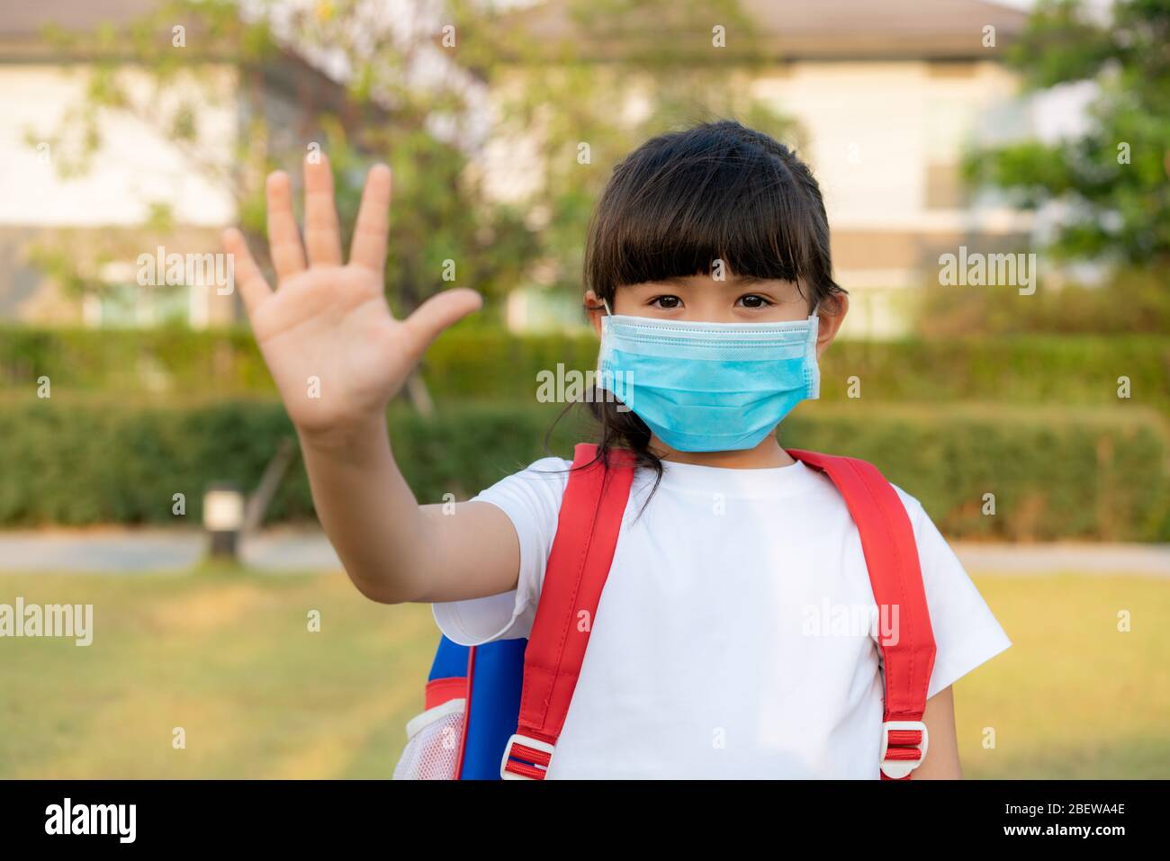Kleine asiatische Mädchen trägt Maske für pm2.5 schützen und zeigen Stop Hände Geste für Corona Virus Ausbruch zu stoppen. Covid-19 Epidemic Virus Symptome und Luft Stockfoto